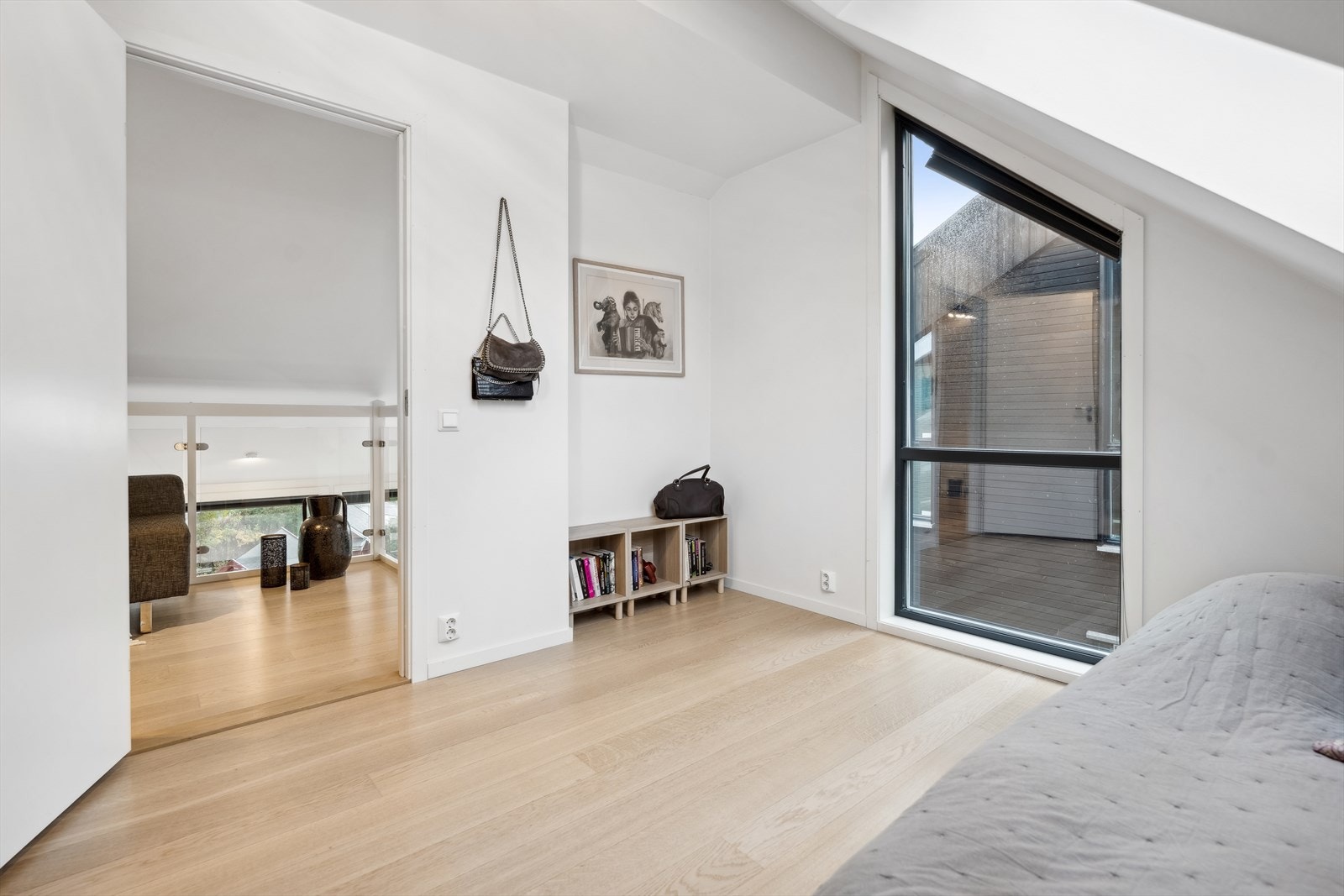 Soverom II med god plass til seng, skrivebord og garderobeskap. Galleribilde