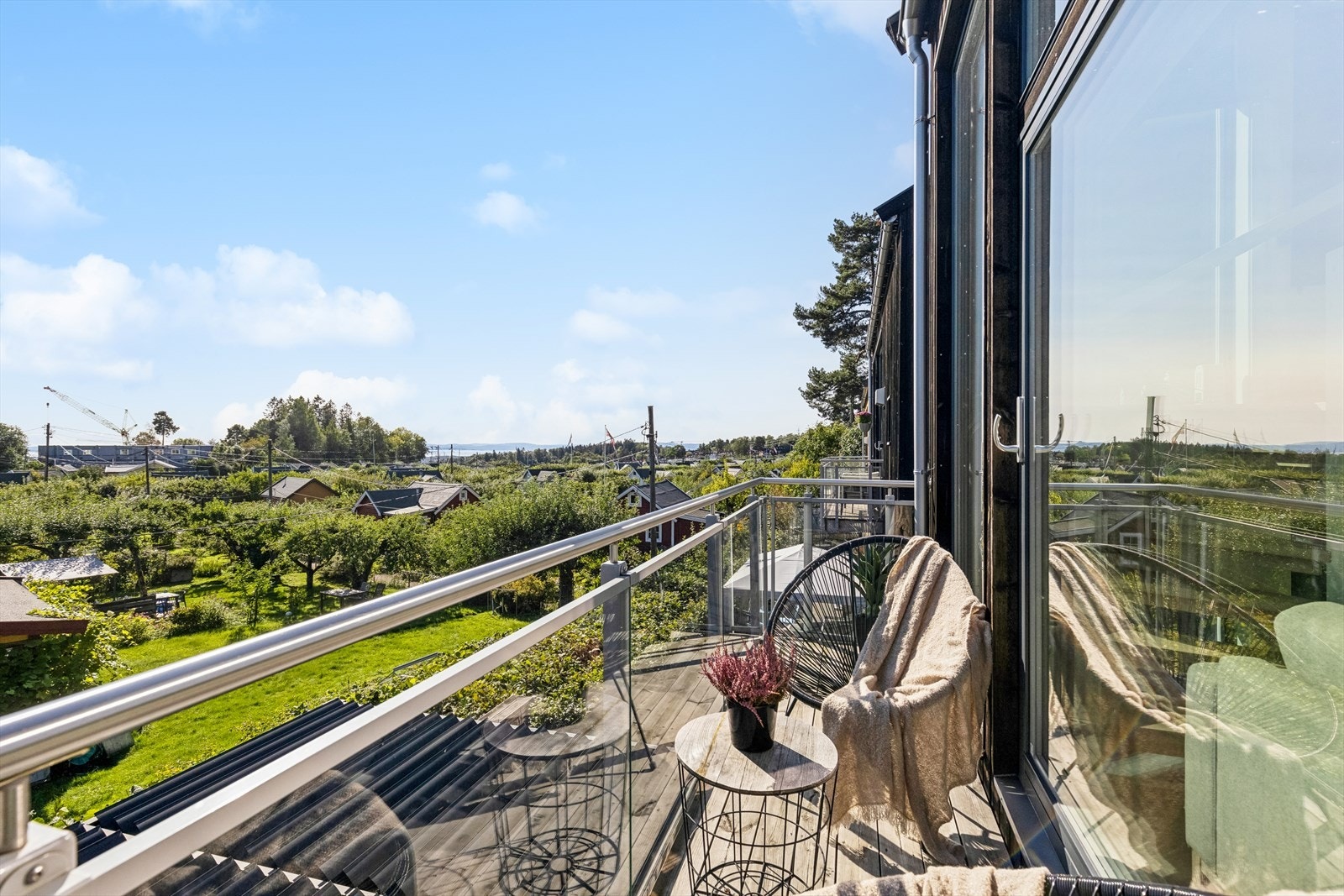 Direkte fra stuen er det utgang til en hyggelig og solrik balkong. Galleribilde