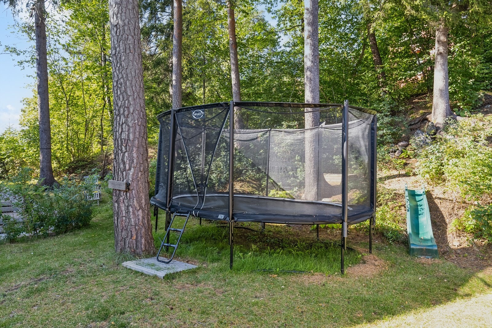 Sameiet Sognsveien 110 har en eiet fellestomt på 1886 kvm. Hver seksjon har en eksklusiv bruksrett til hver sin del, og resten av tomten er fellesområde. Her har sameiet bla. satt opp en felles trampoline. Galleribilde