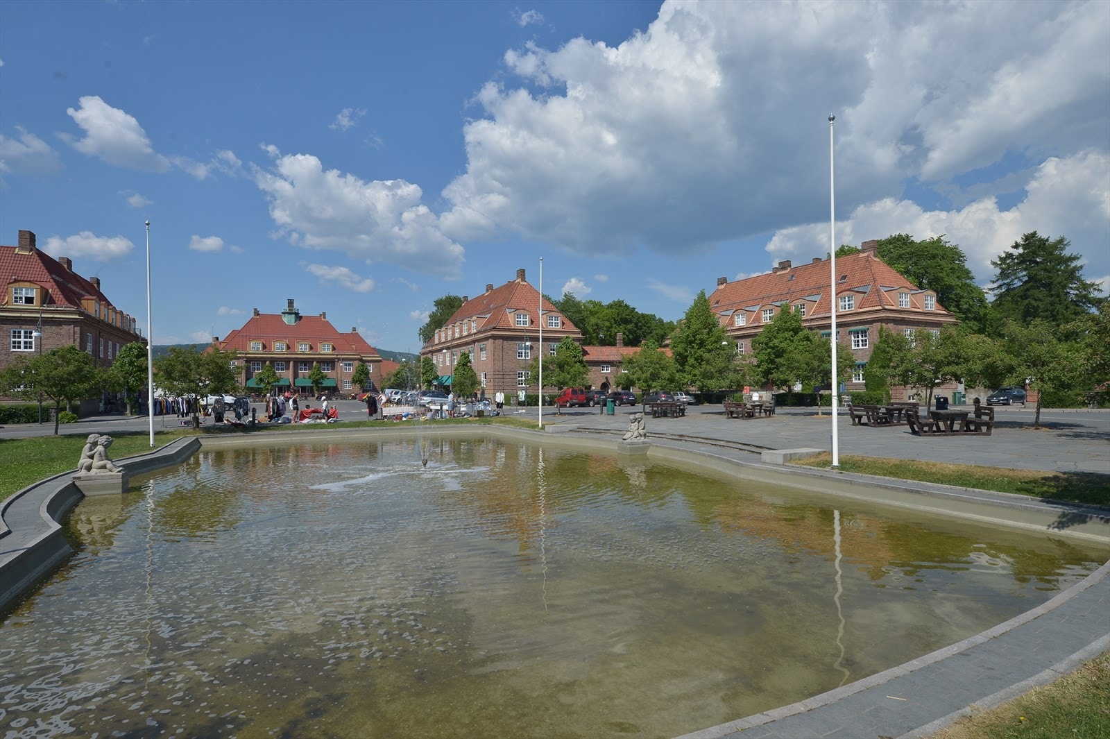 Sjarmerende Ullevål Hageby med Damplassen bakeri, delikatesse forretning, Lofthus Pizza, klesbutikk og blomsterbutikk, ligger i nærområde og er et særdeles populært møtested for store og små. Galleribilde