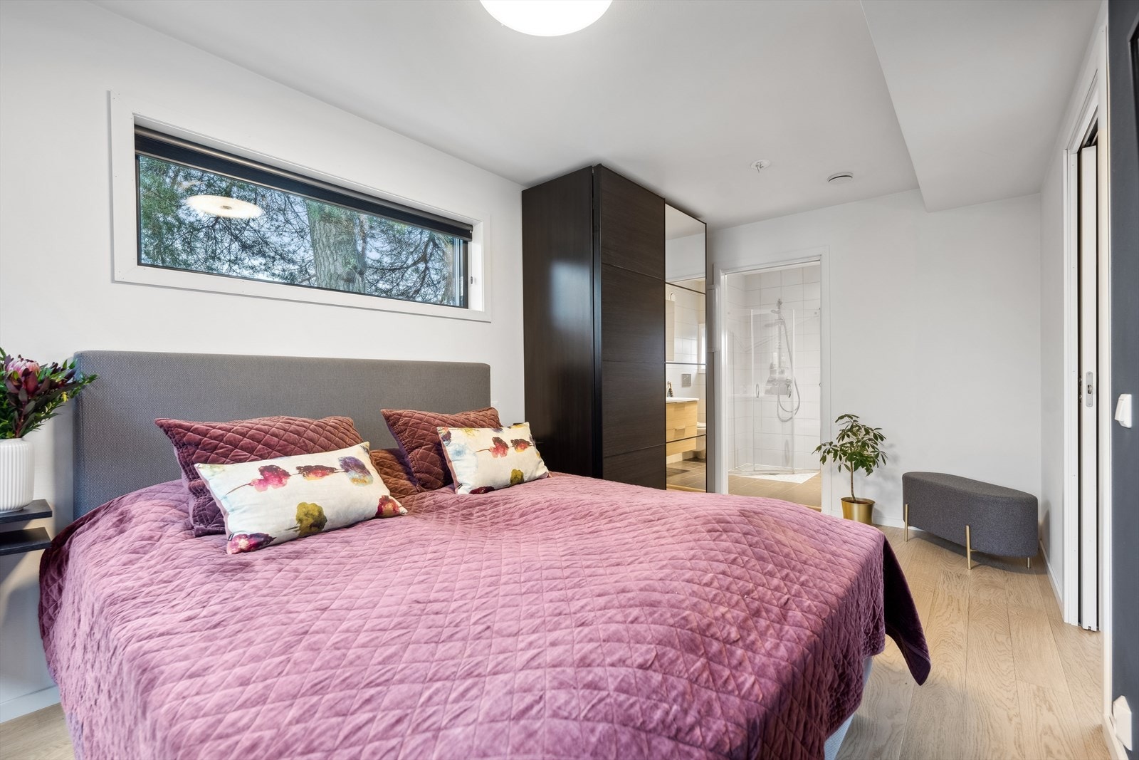 Det er direkte inngang til et privat baderom fra masterbedroom. Galleribilde