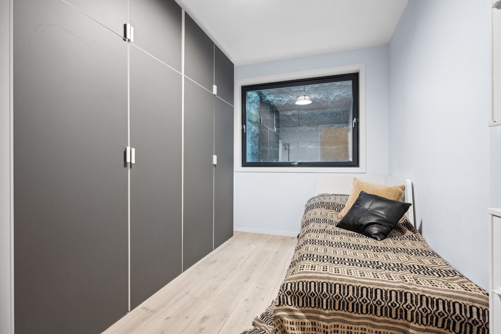 Boden i u.etg har rikelig med skapplass. Selger har benyttet dette rommet som et gjesterom. Galleribilde