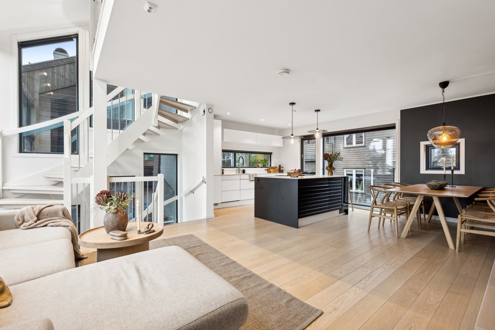 Stuen har vindusflater på 3 sider av rommet. Galleribilde