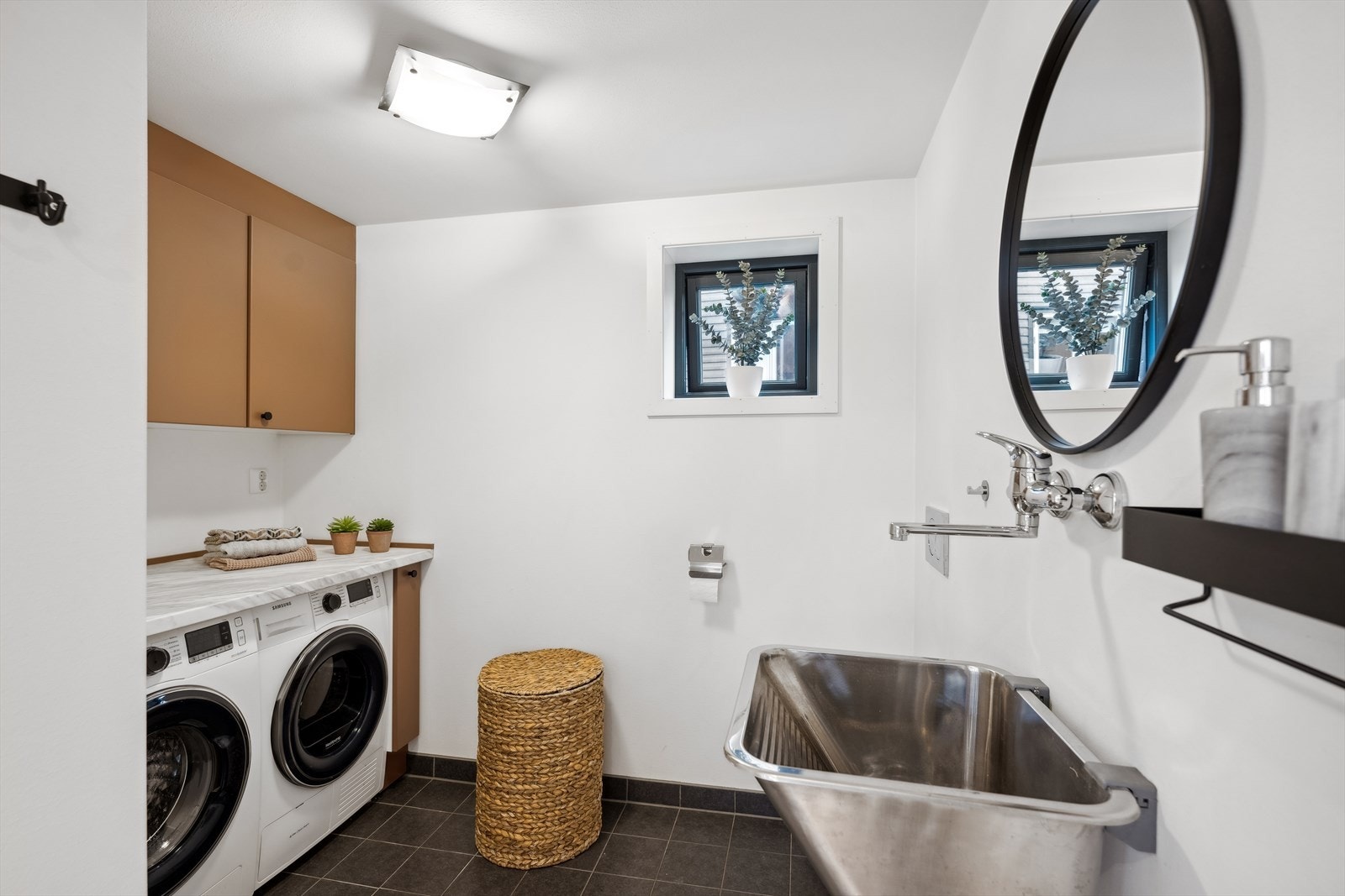 Praktisk vaskerom med toalett i tilknytning til inngangsparti i 1.etg. Opplegg for vaskemaskin og tørketrommel, samt rikelig med skapplass. Galleribilde