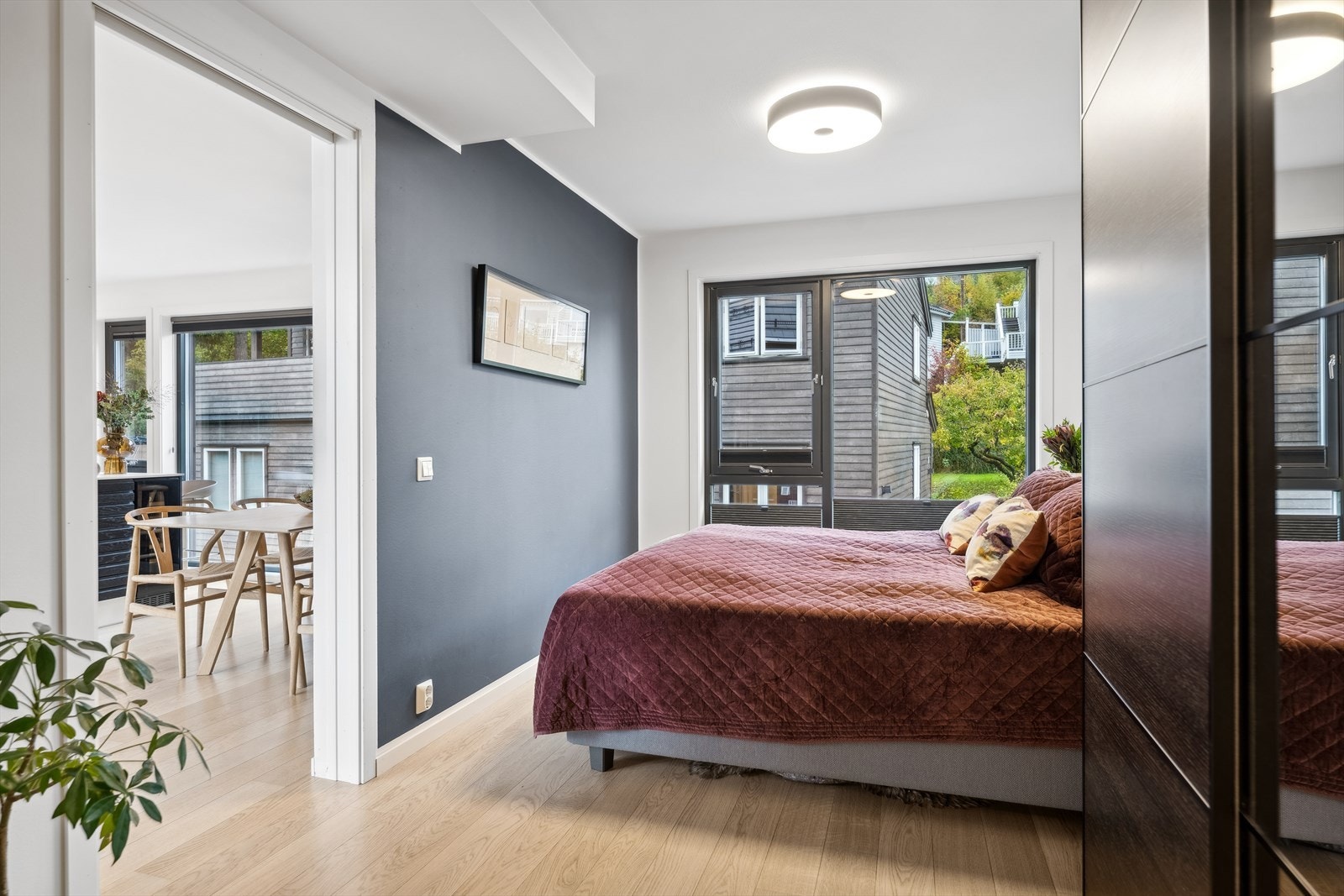 Masterbedroom med god plass til stor dobbeltseng og garderobeskap. Galleribilde