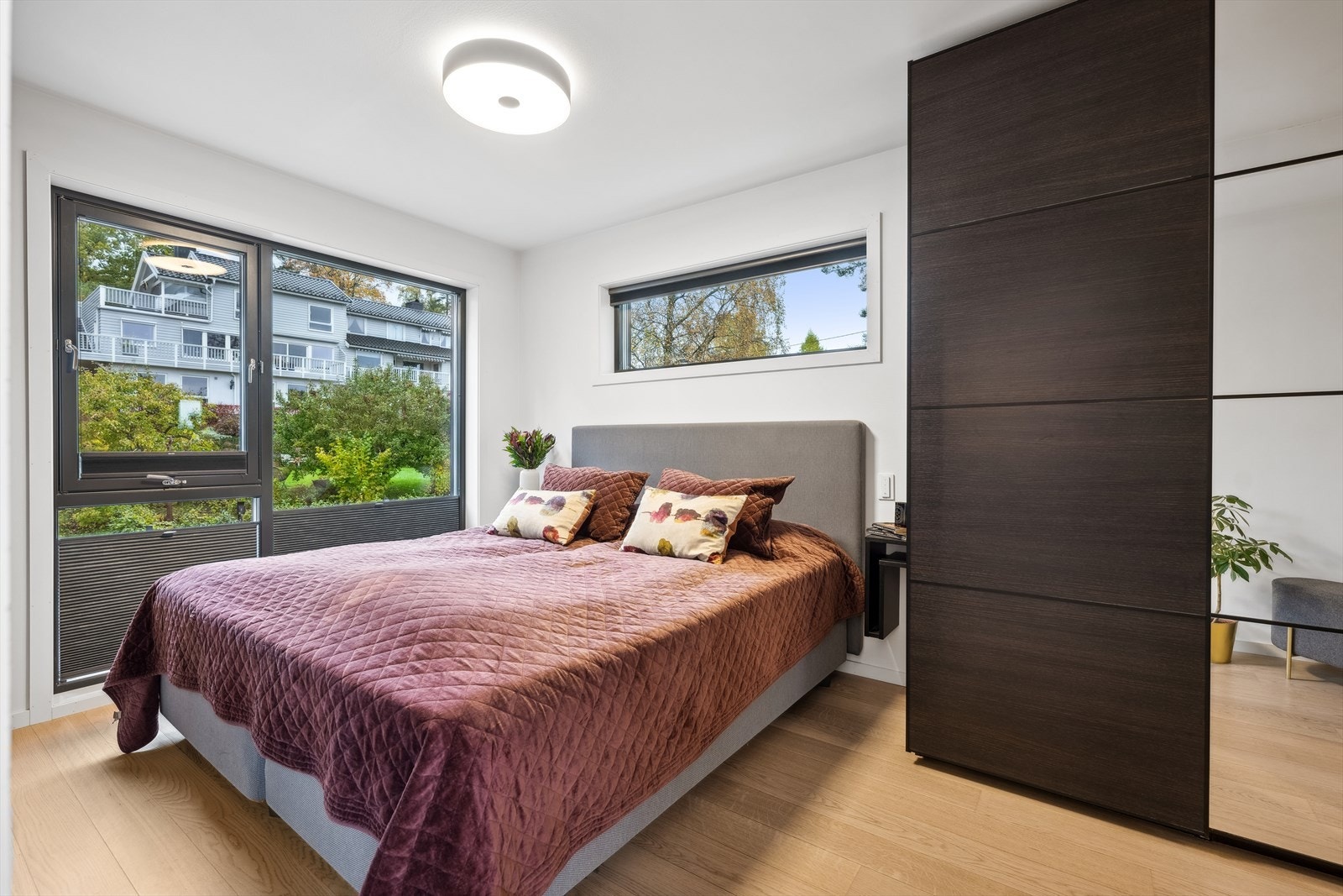 Masterbedroom med parkett på gulv og malte flater på veggene. Galleribilde