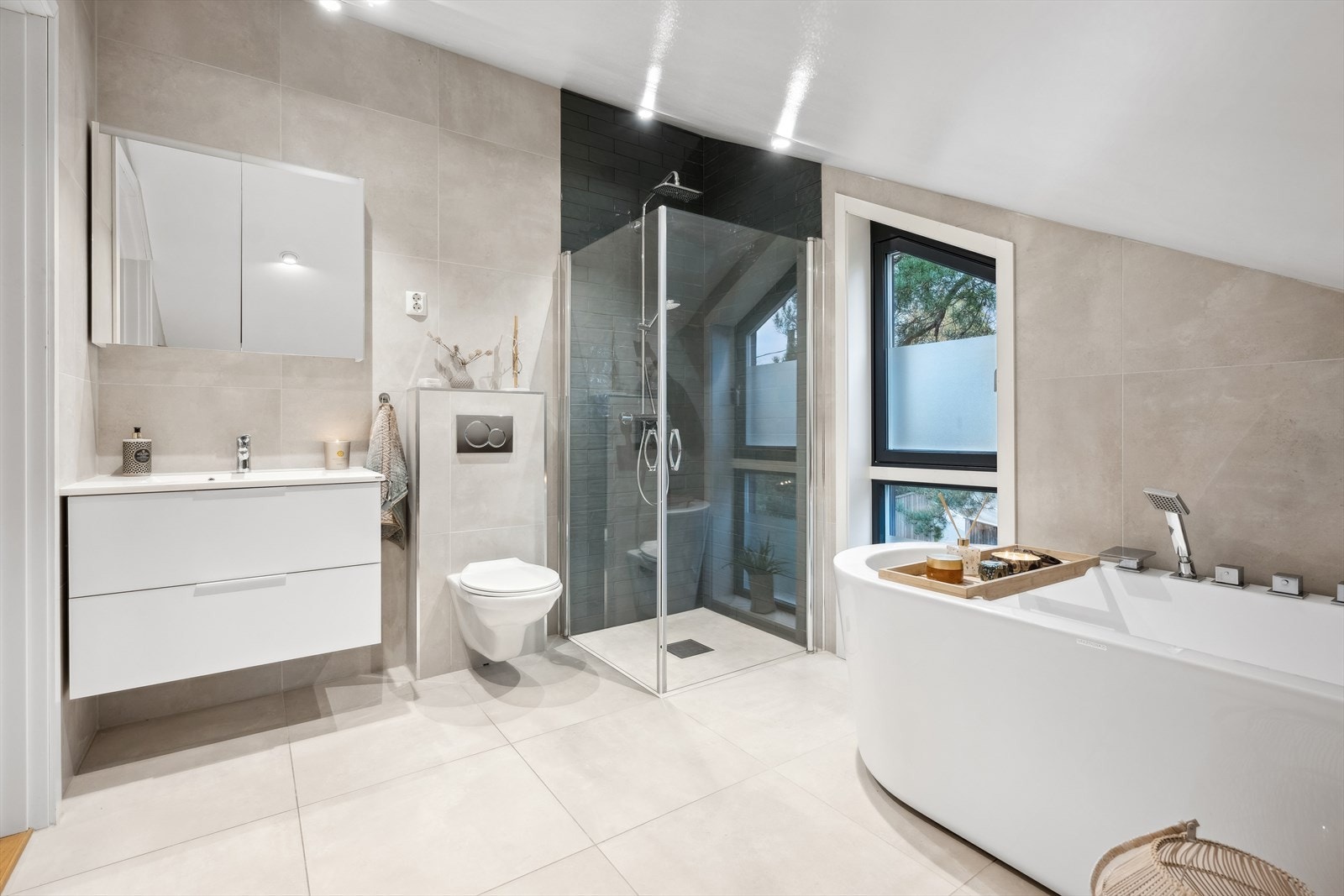 Baderommet i 3.etg fremstår særdeles delikat med tidsriktige farger på de store flisene. Galleribilde