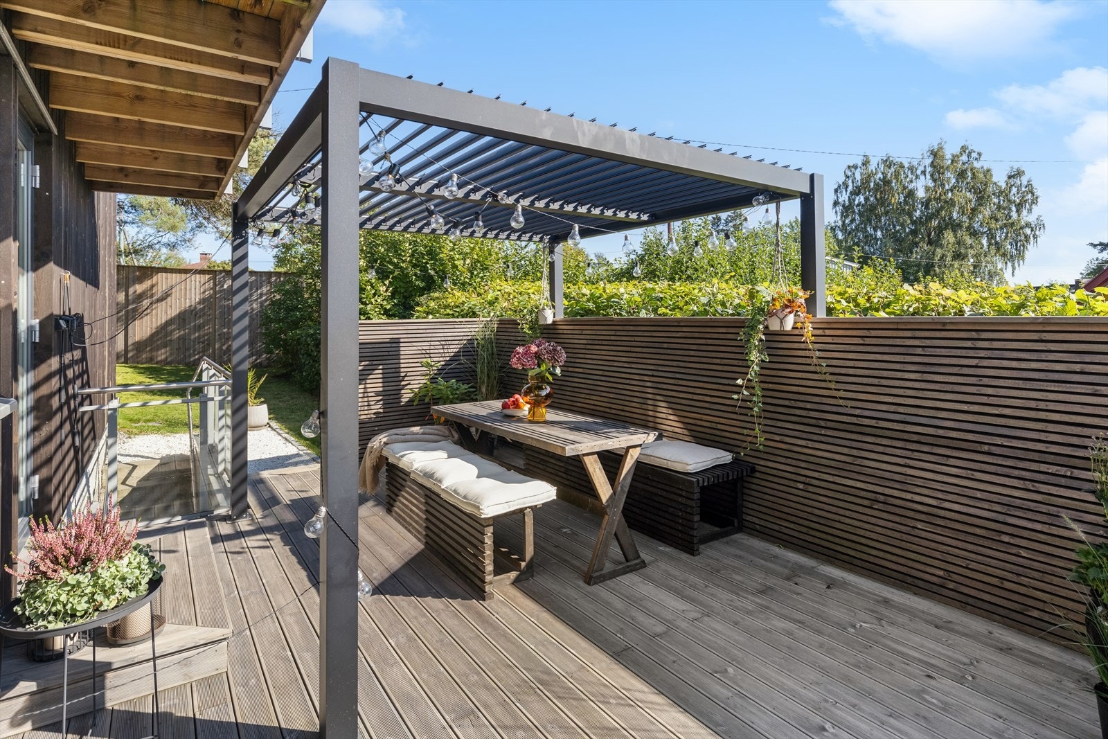 Denne koselige uteterrassen har overbygget pergola. Galleribilde