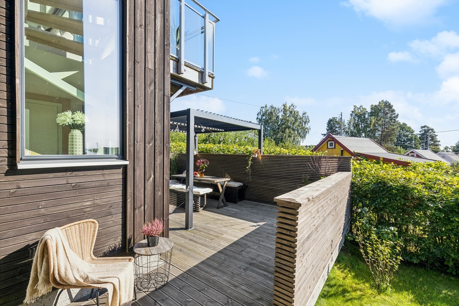 Hyggelig og lun solkrok på terrassen i 1.etg. Galleribilde