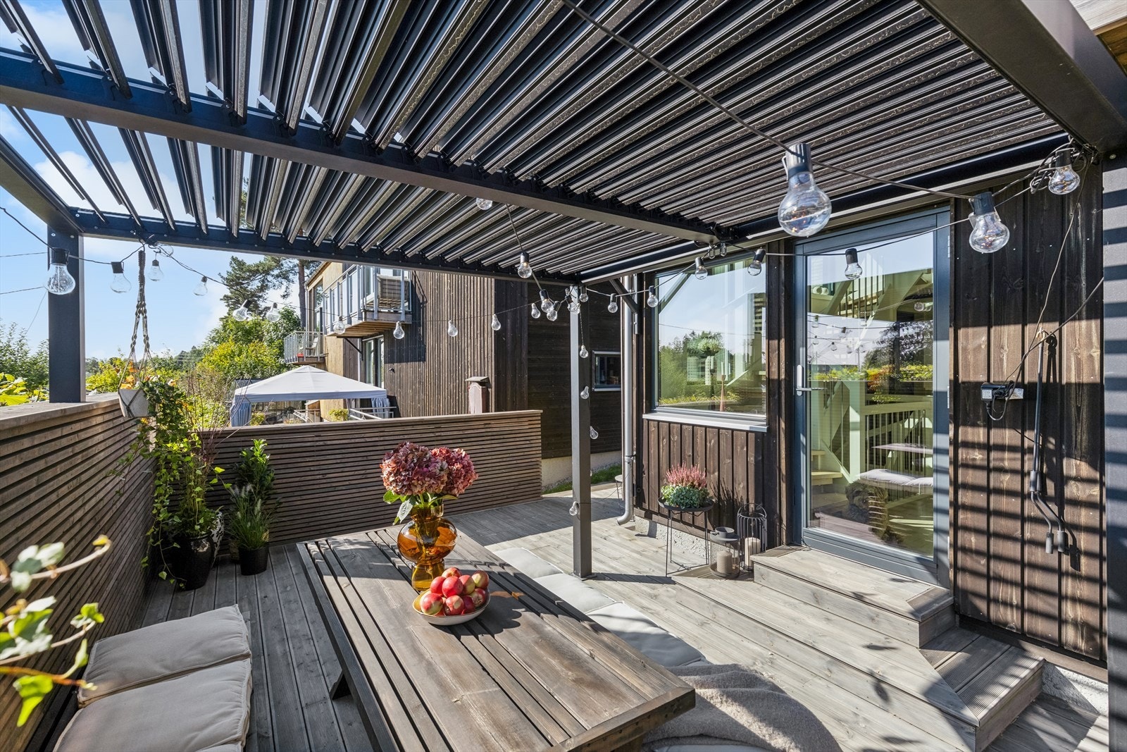 Har kan man dekke langbord, og nyte lange fine sommerkvelder. Galleribilde