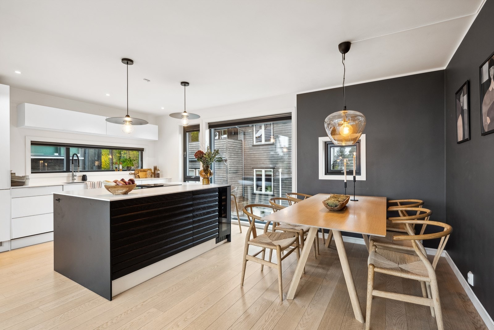 God plass til hyggelig og stor spisestuegruppe. Galleribilde