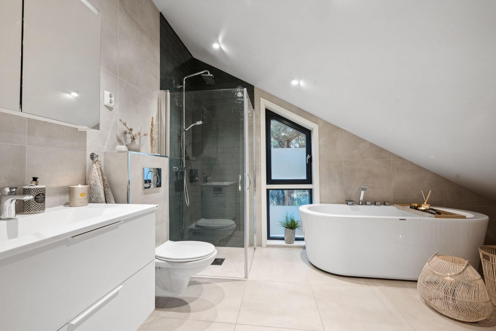 Bad II , et særdeles romslig og delikat baderom med badekar, wc og baderomsinnredning med speilskap. Galleribilde