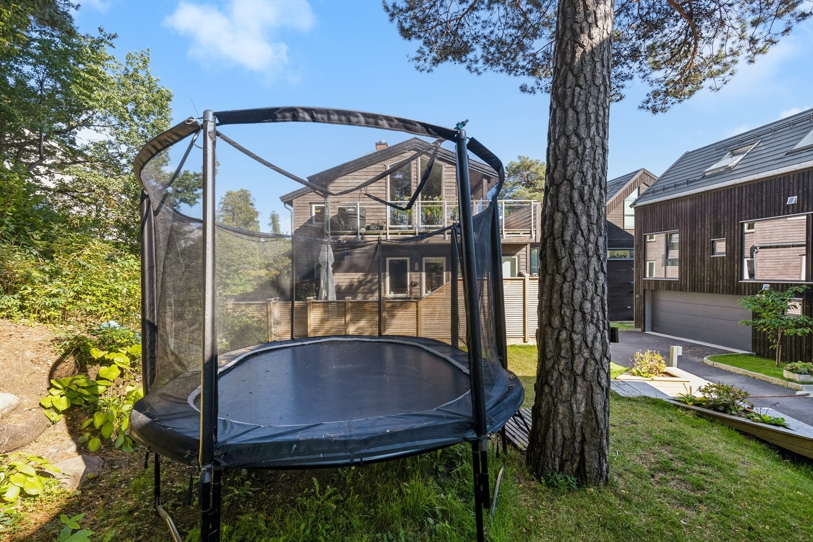 Felles trampoline på sameiets fellesområde. Galleribilde