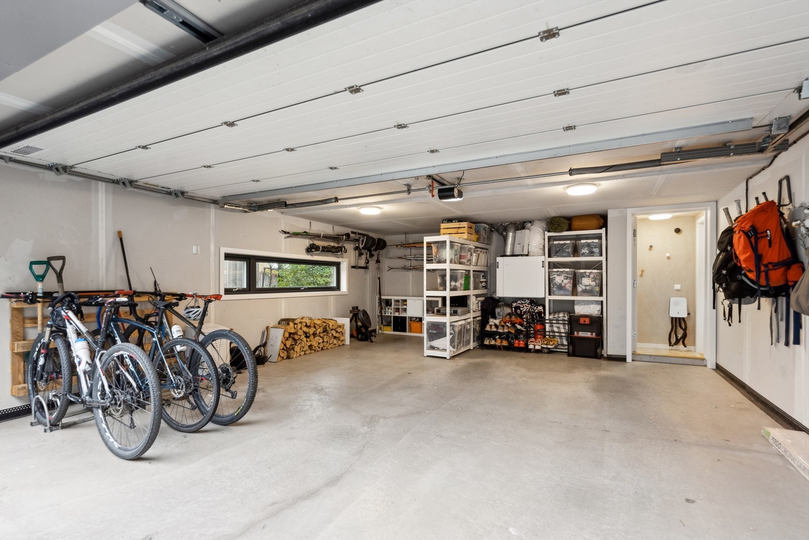 Boligen har en dobbelgarasje med elbillader og god plass til lagring. Det er direkte adkomst til boligen fra garasjen. Galleribilde