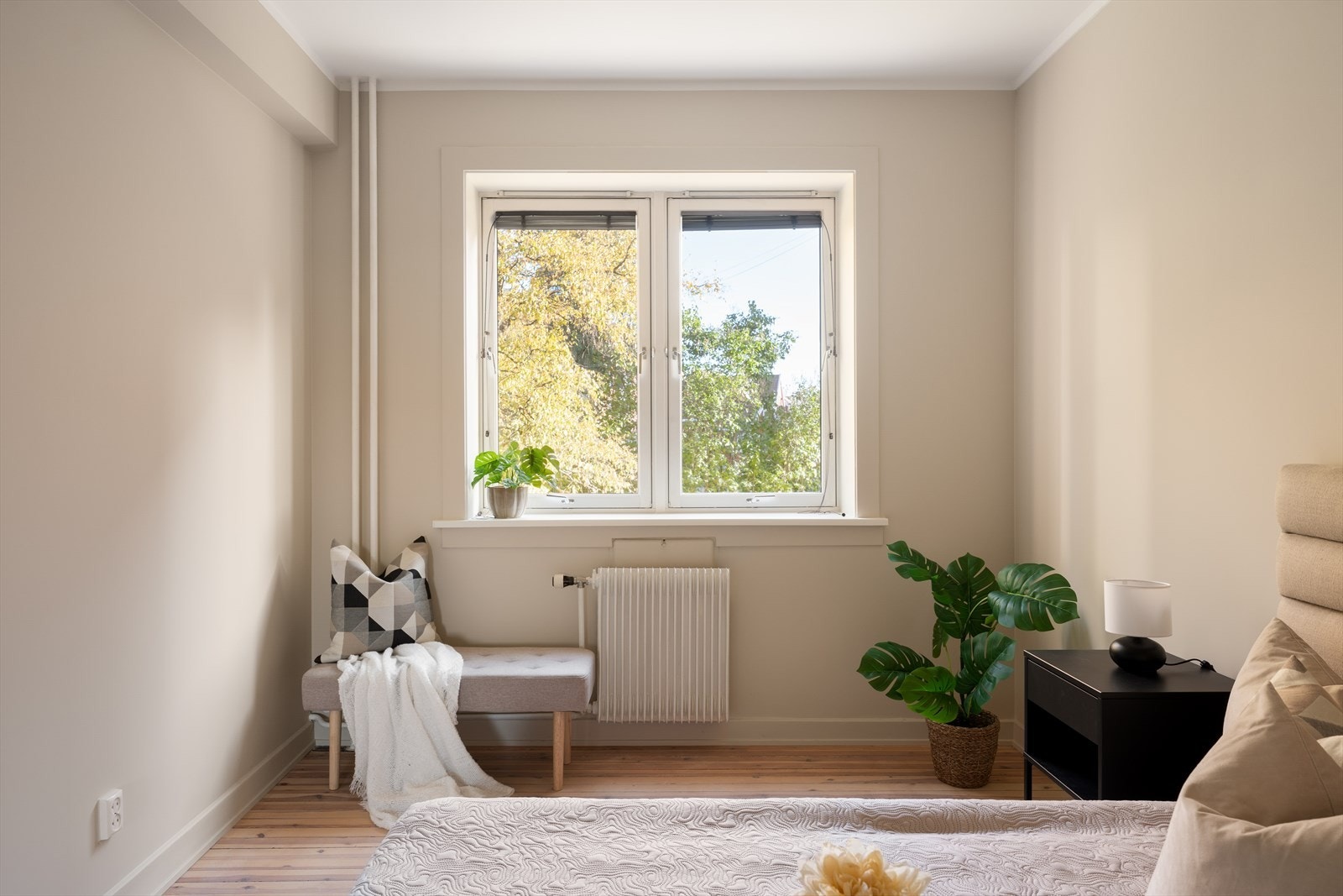 Rommets store vindusflater sørger for at det slippes inn rikelig med naturlig lys og gjør det enkelt å lufte ut. Galleribilde