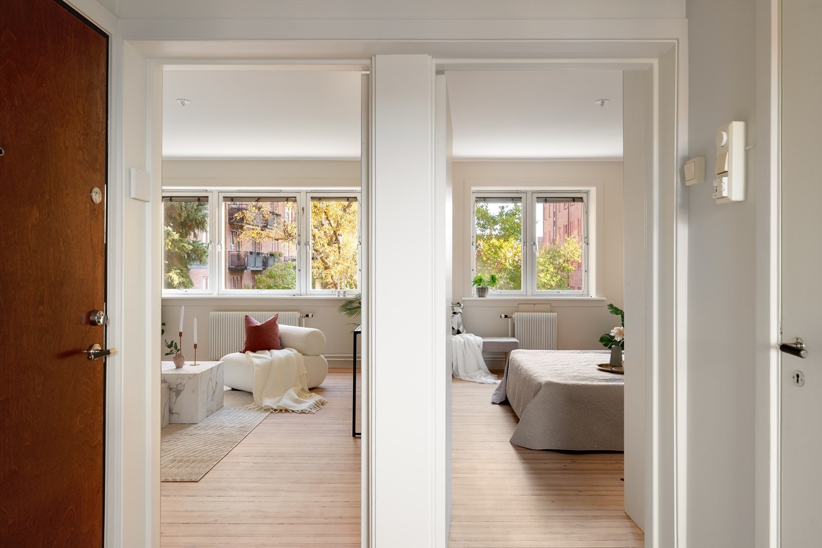 Lys entré med montert dørcalling Galleribilde