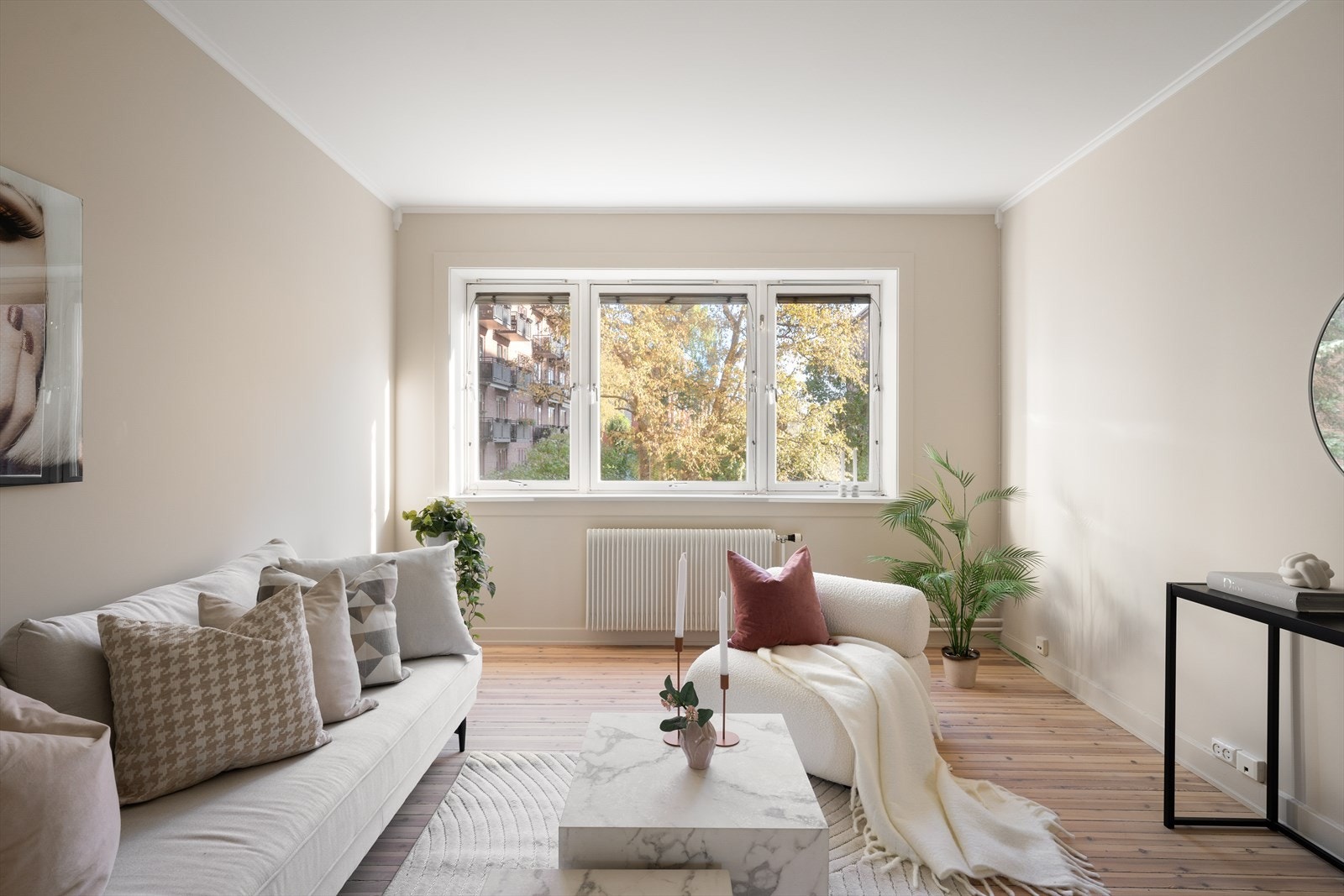 Rommet byr på god takhøyde, moderne og lun farge på vegger og store vindusflater. Galleribilde