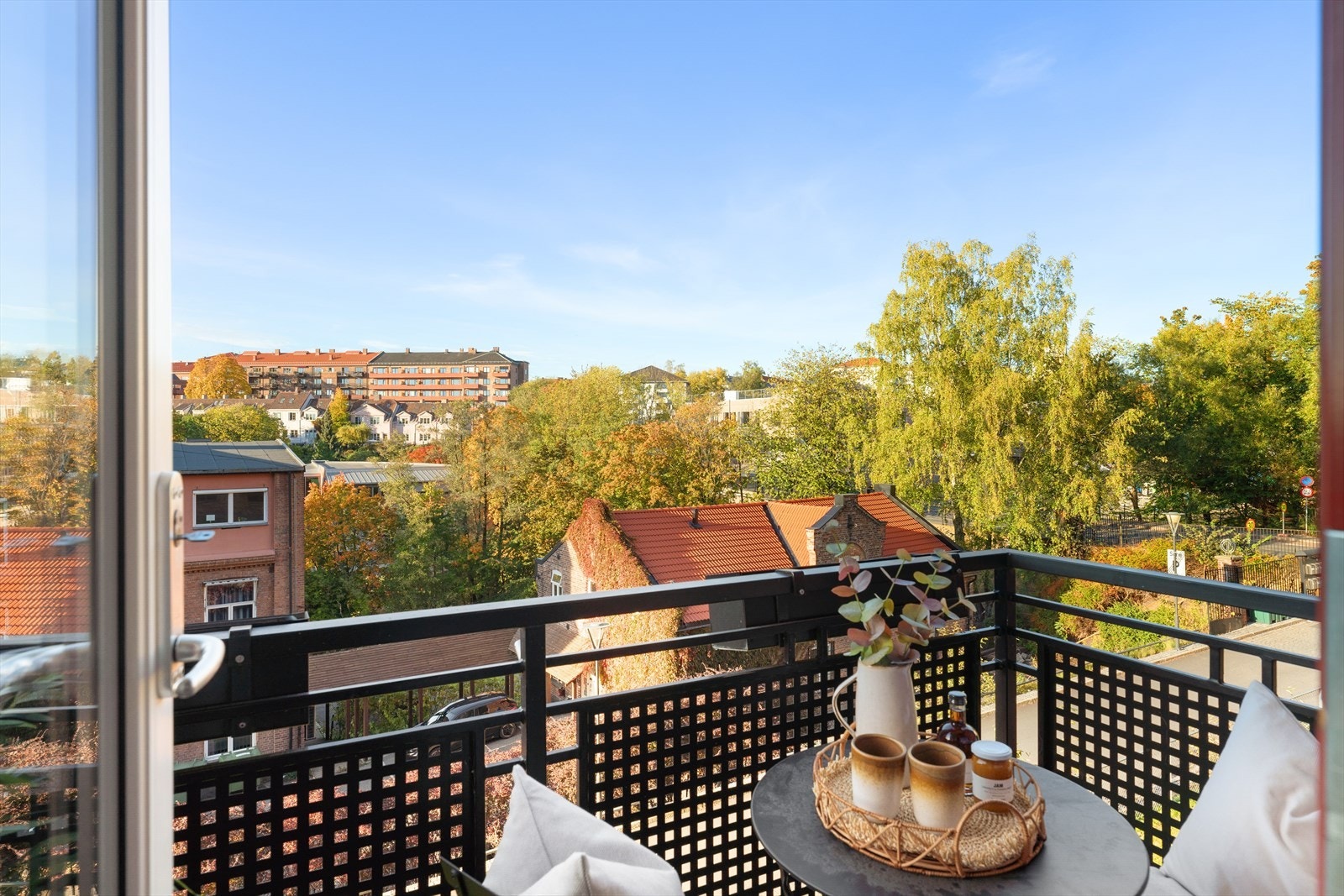 Fra kjøkken har du direkte adgang til en nordvestvendt balkong på 3 kvm som fungerer som en fin forlengelse av kjøkkenet. Galleribilde