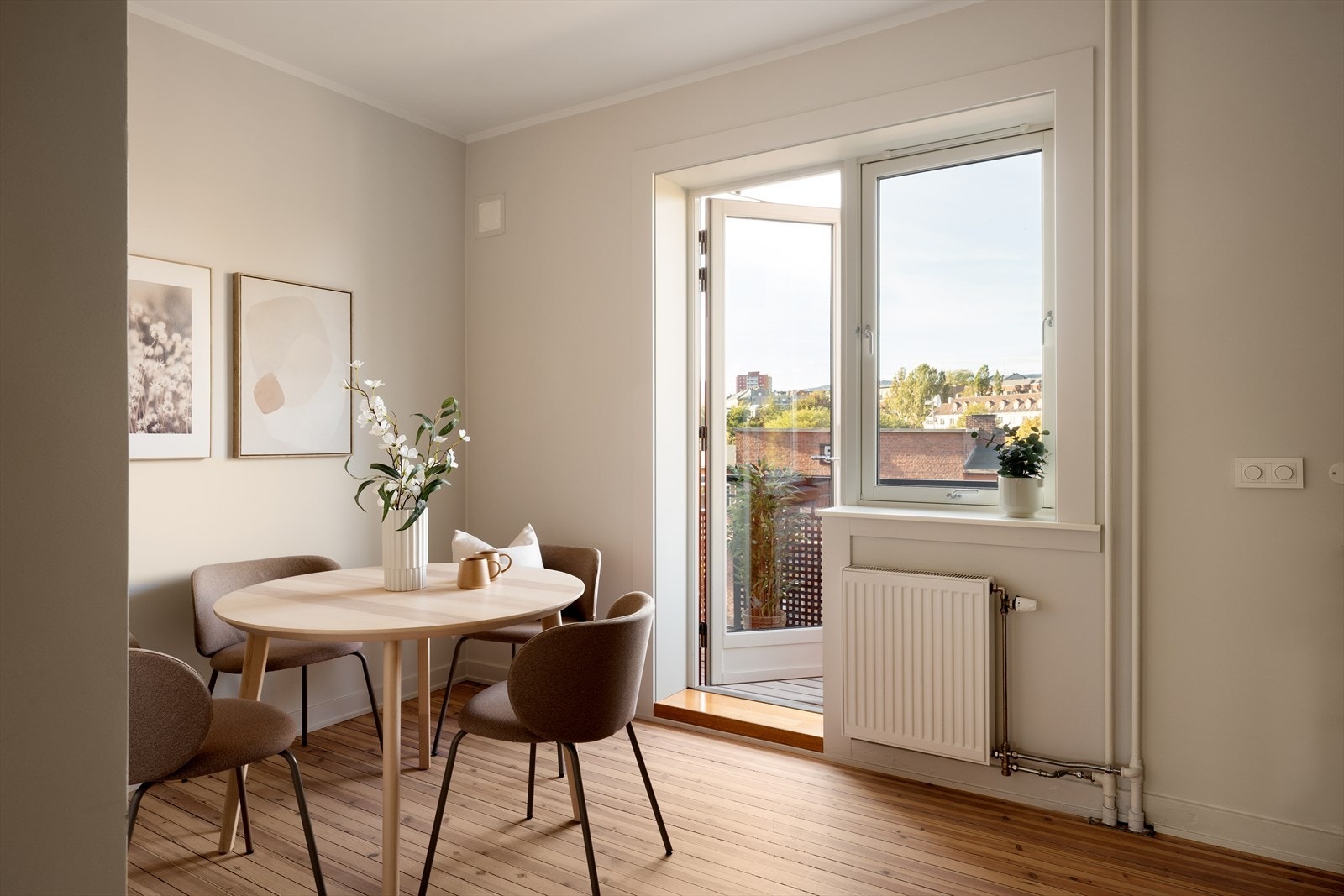 På kjøkkenet har du god plass til å innrede med spisegruppe med tilhørende møblement. Galleribilde