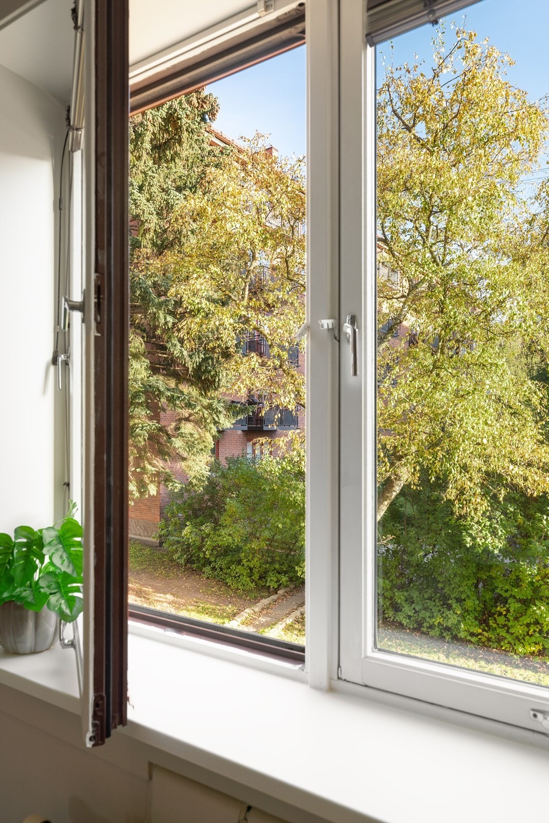 Soverommets store vinduer vendt mot rolige omgivelser???????????????????????? Galleribilde