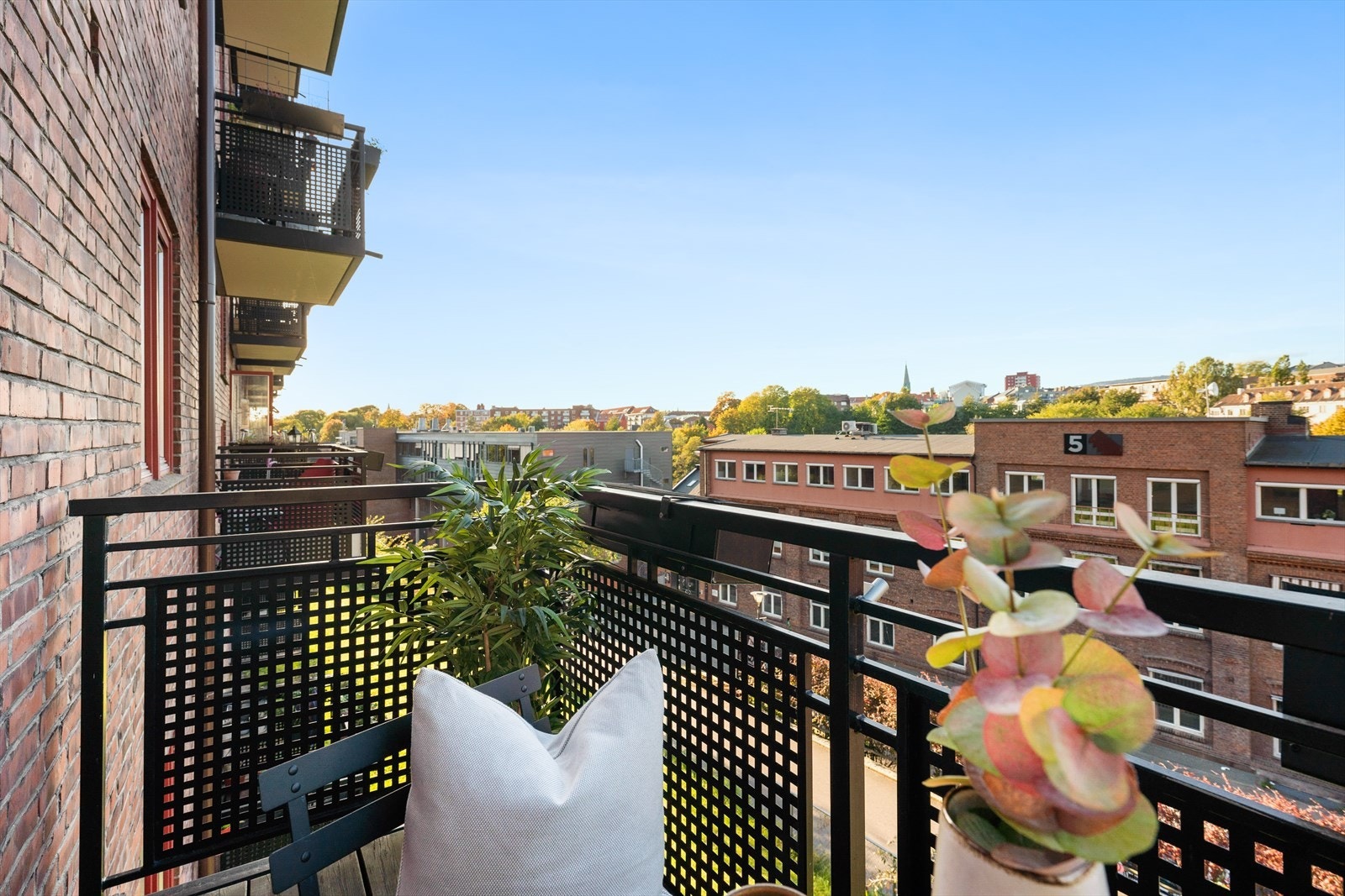 Rekkverk på 101 cm. Gulv er dekket med terrassebord. Galleribilde