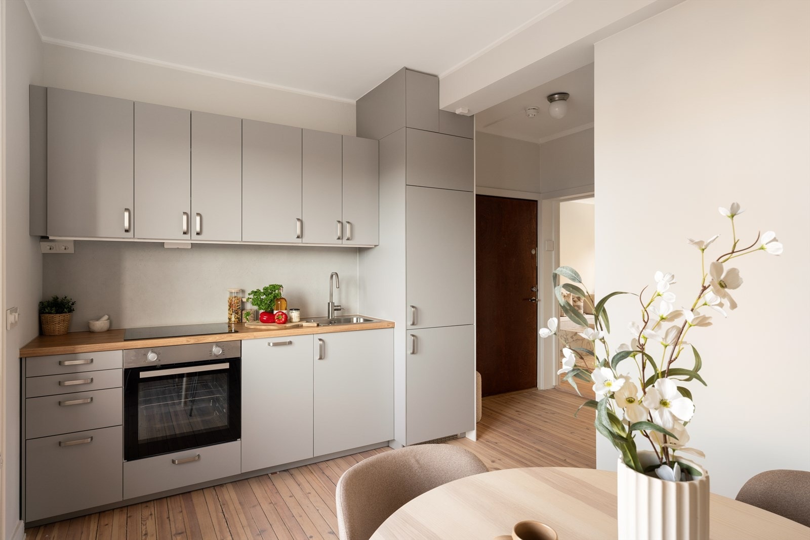 Kjøkkenet er utstyrt med platetopp, kum med ettgreps blandebatteri, kjøl/fryseskap, ovn og oppvaskmaskin. Det er montert vannvakt og komfyrvakt på kjøkkenet. Galleribilde