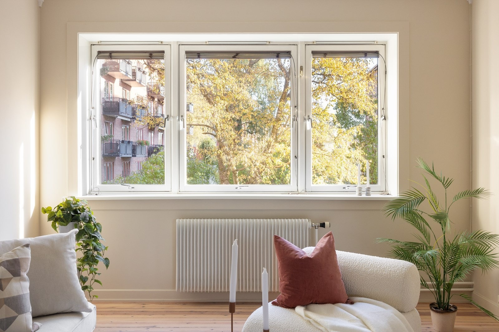 Rommets store vindusflater sørger for at det slippes inn rikelig med naturlig lys Galleribilde