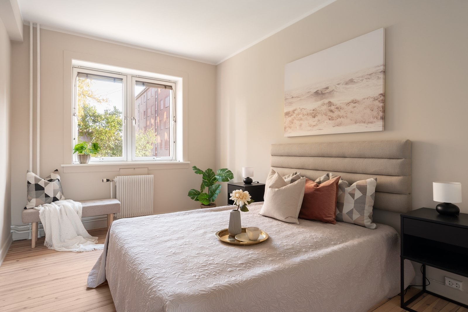 Romslig og lyst soverom som er malt i en tidsriktig farge og har god plass til å innrede med dobbeltseng, nattbord og øvrig interiør. Galleribilde