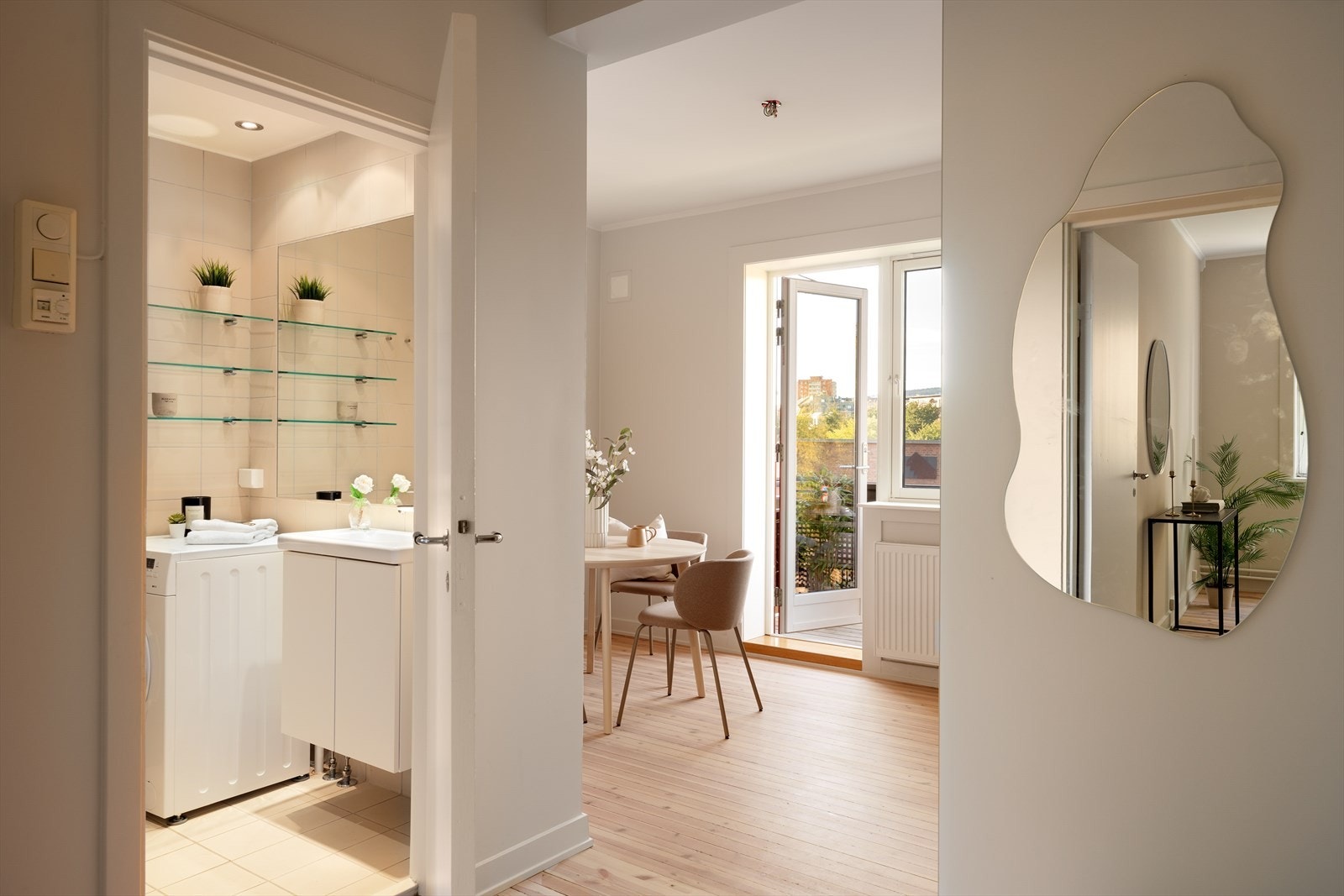 Lyst bad fra 2004 pusset opp i regi av borettslaget. Overflater er utført med flislagte vegger, flislagt gulv med elektriske varmekabler og malt himling med innfelte downlights. Galleribilde