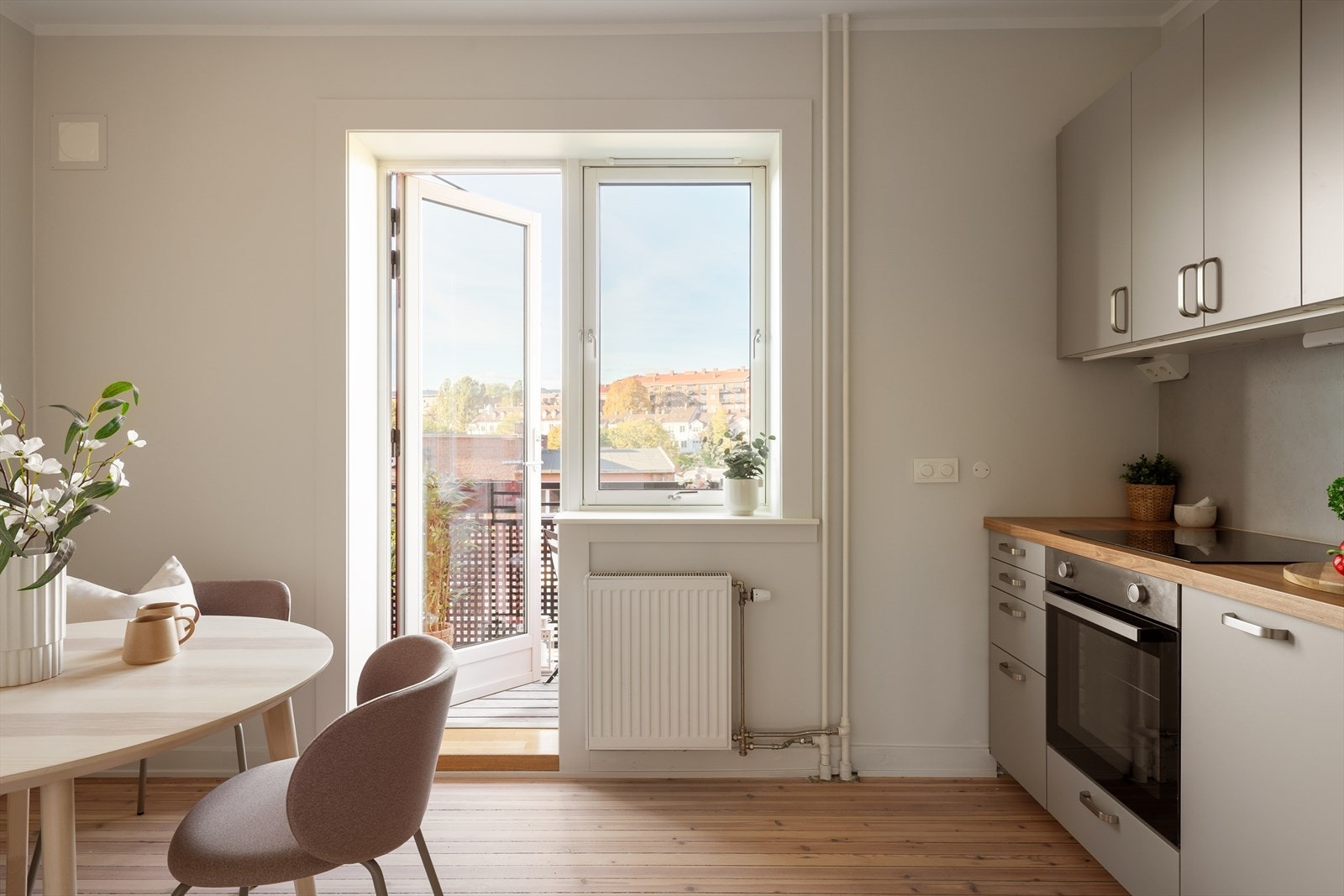 Kjøkkenet er bestående av gulv med heltre, vegger med glatt malt utførelse og himling med glatt malt utførelse Galleribilde