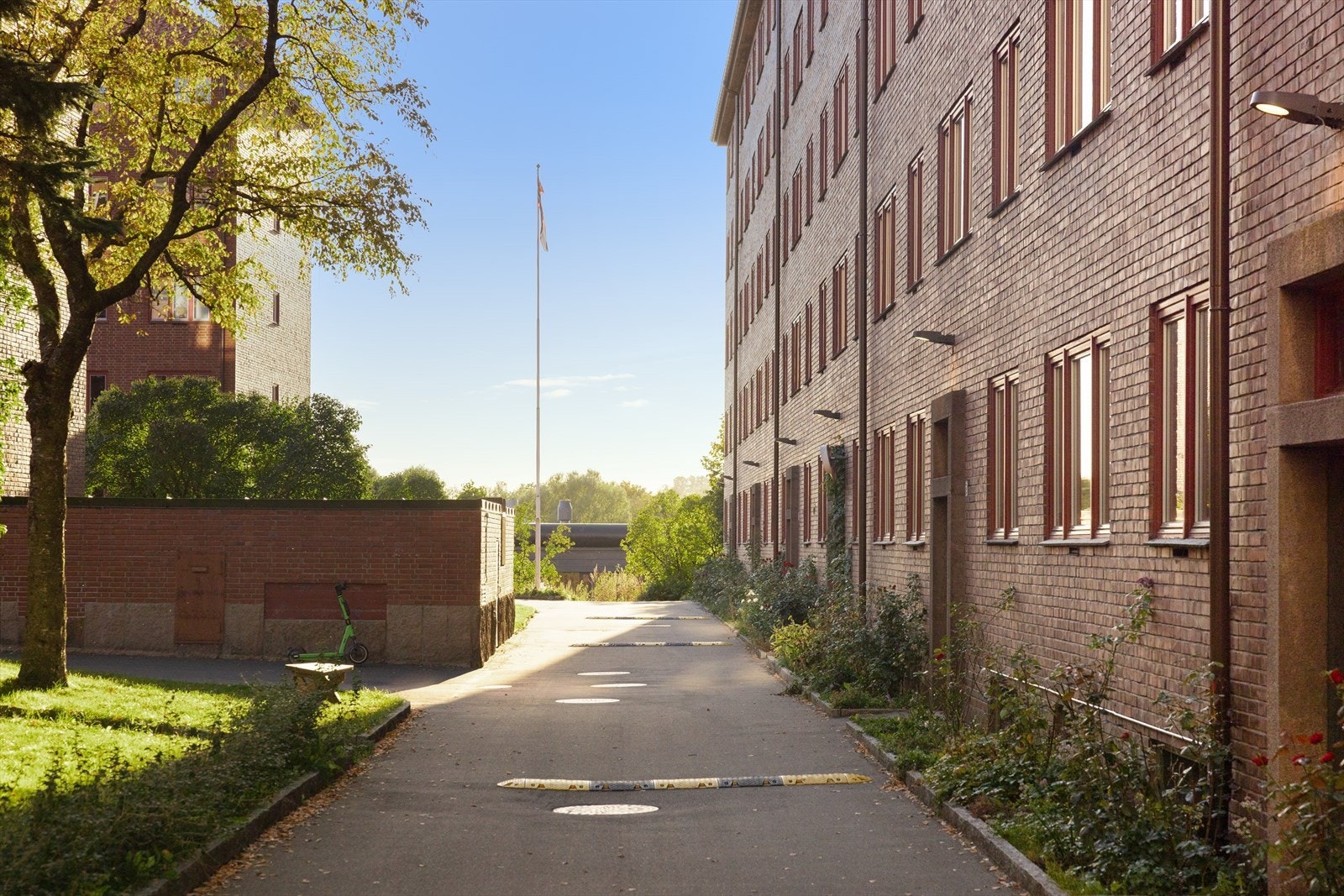 Uteområder er pent opparbeidet med plen, trær, prydbusker og diverse annen beplantning, samt asfalterte gang- og kjøreveier, lekearealer, sittegrupper og sykkelskur. Galleribilde