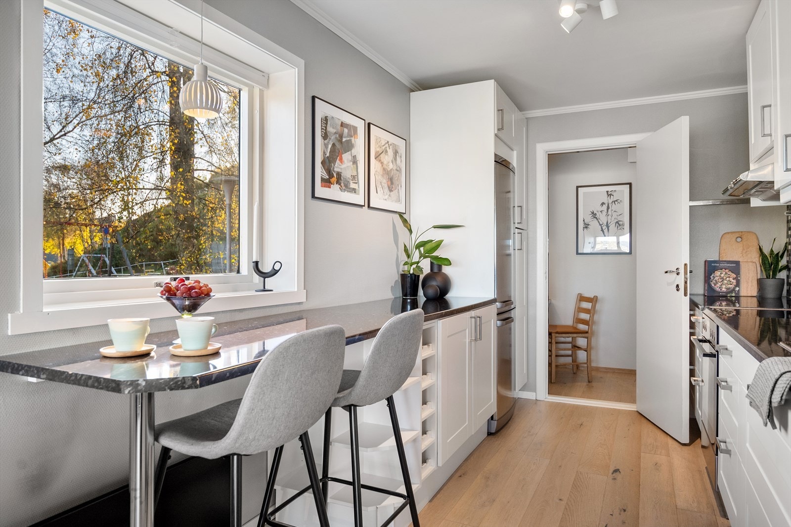 - Forlenget benkeplate som gir mulighet for koselig spiseplass. Ideell for morgen måltid eller en kopp kaffe - Galleribilde