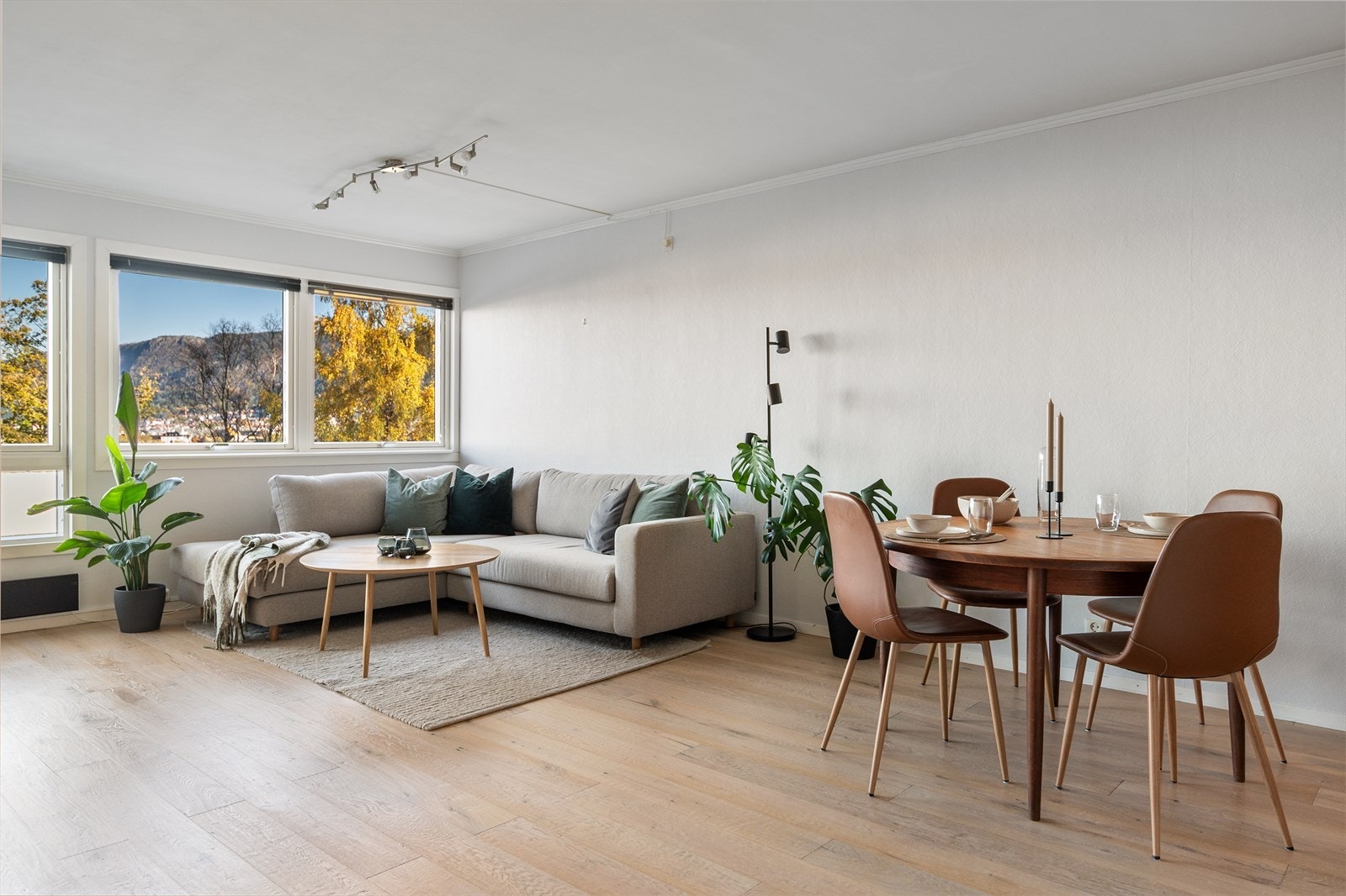 - Lys og åpen stue/kjøkken som til sammen utgjør et romslig areal på 34,2 m² - Galleribilde