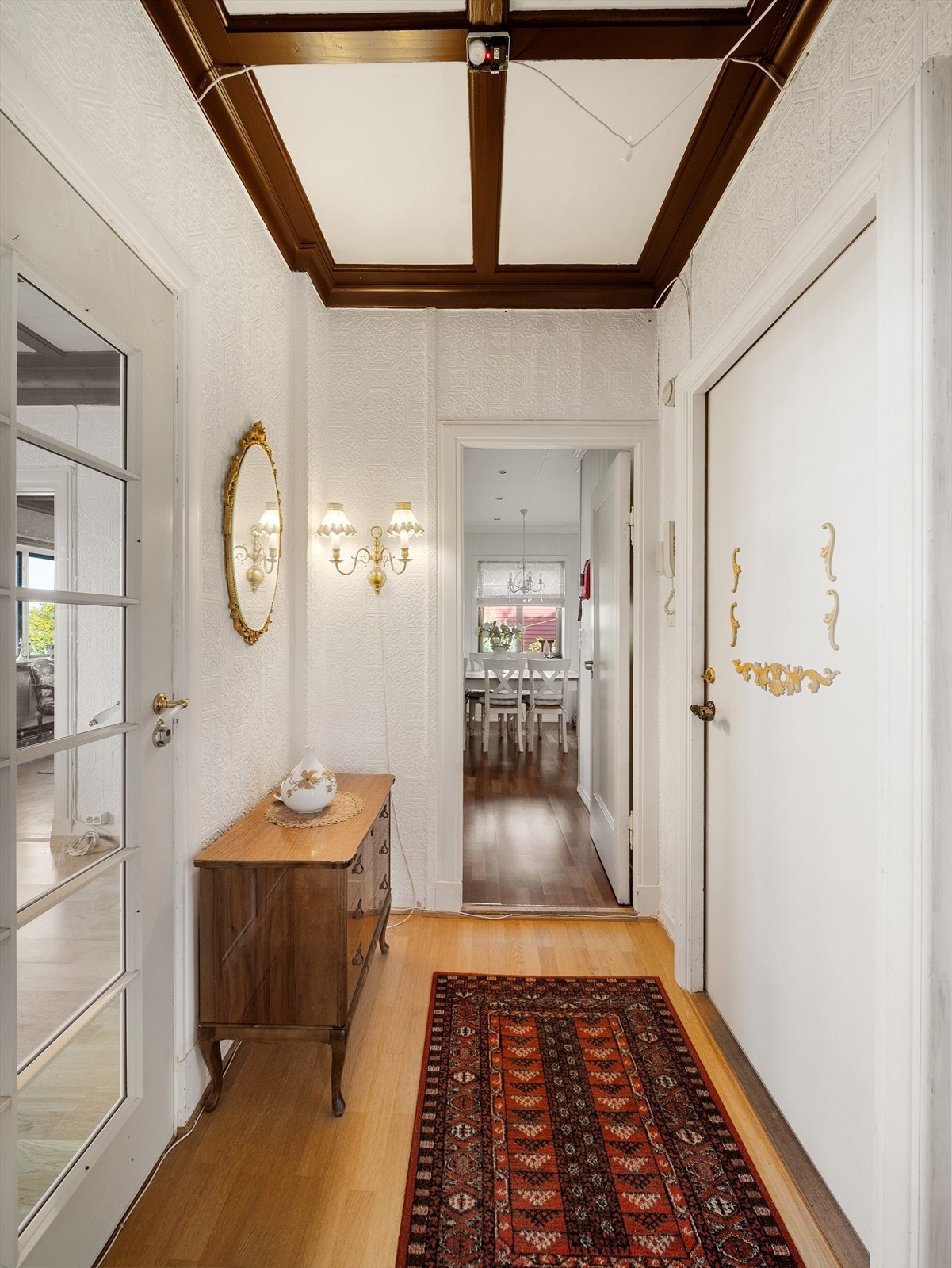 Innbydende entrè med plass til garderobe til oppbevaring av sko og yttertøy og annen ønsket innredning. Galleribilde