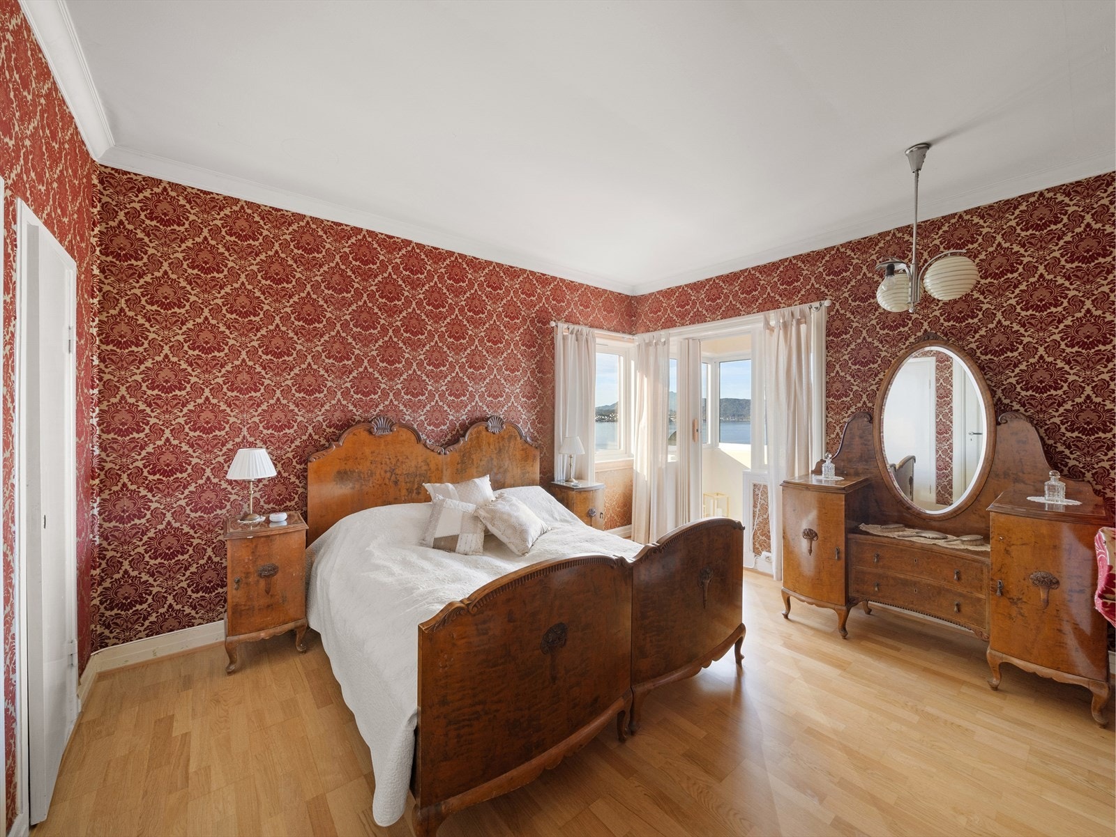 Hovedsoverommet er av den generøse størrelsen med plass til dobbeltseng, garderobe, nattbord og annen ønsket innredning. Galleribilde