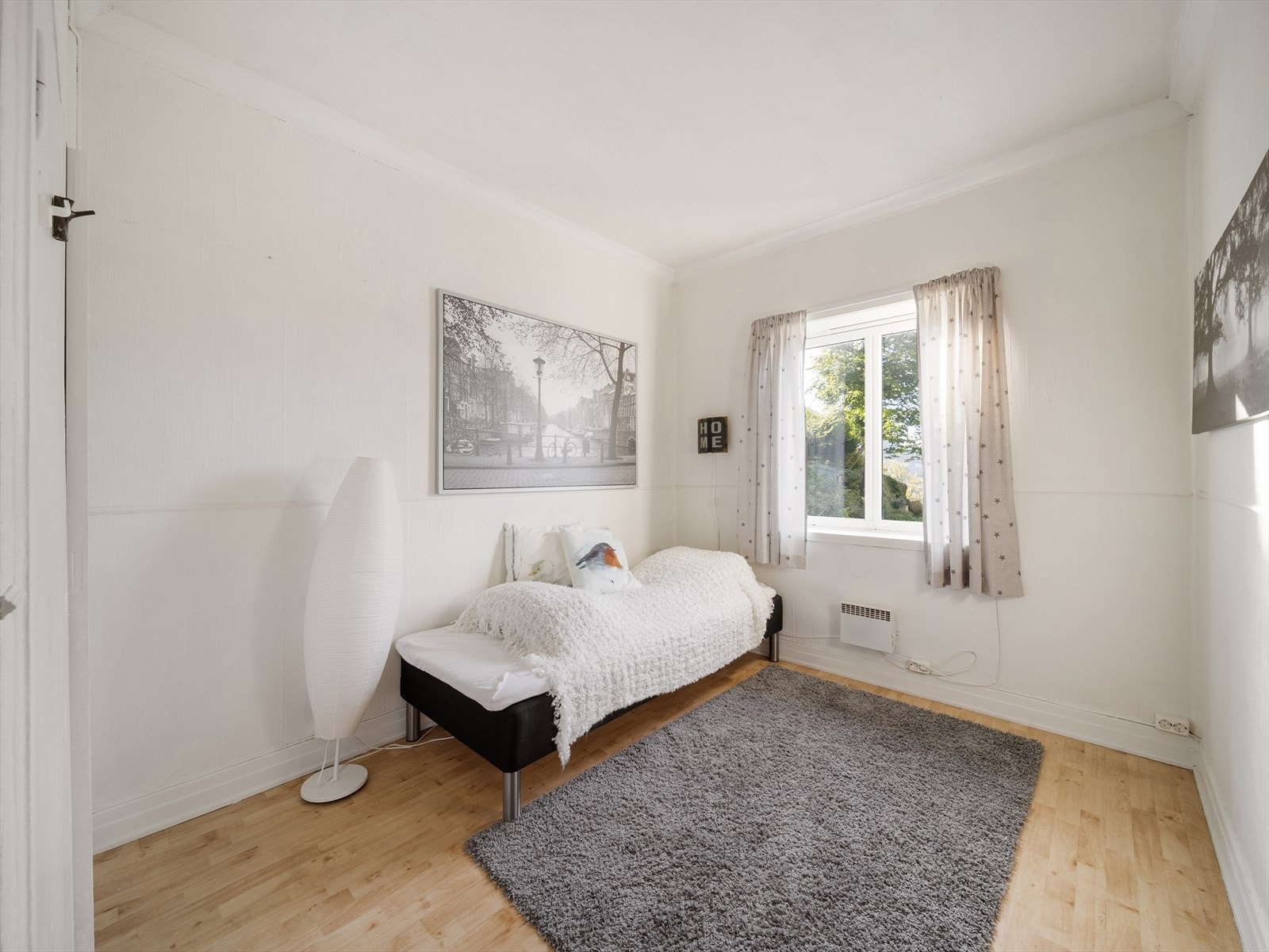Leilighetens andre soverom er også av god størrelse med plass til dobbeltseng, garderobe og annen ønsket innredning. Galleribilde