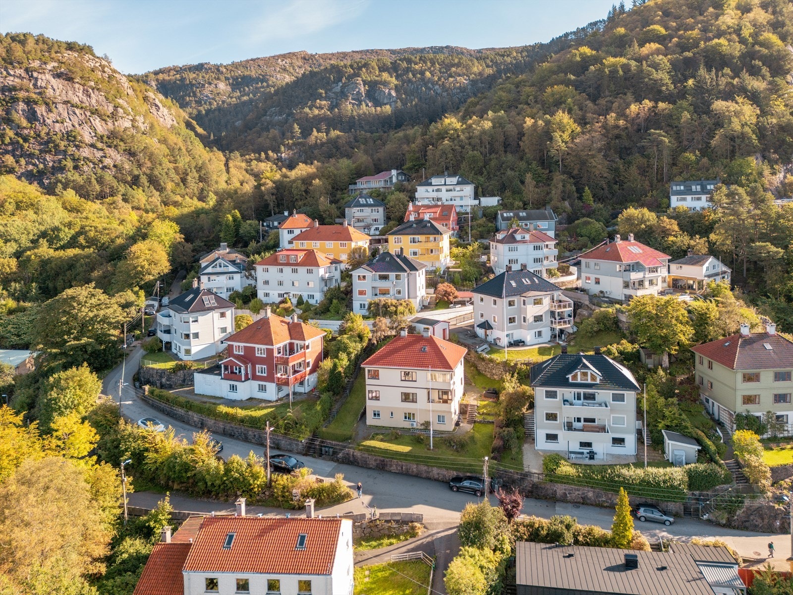 Det er enkel tilgang til alt du trenger av daglige servicetilbud som kafeèr, restauranter og butikker. Galleribilde