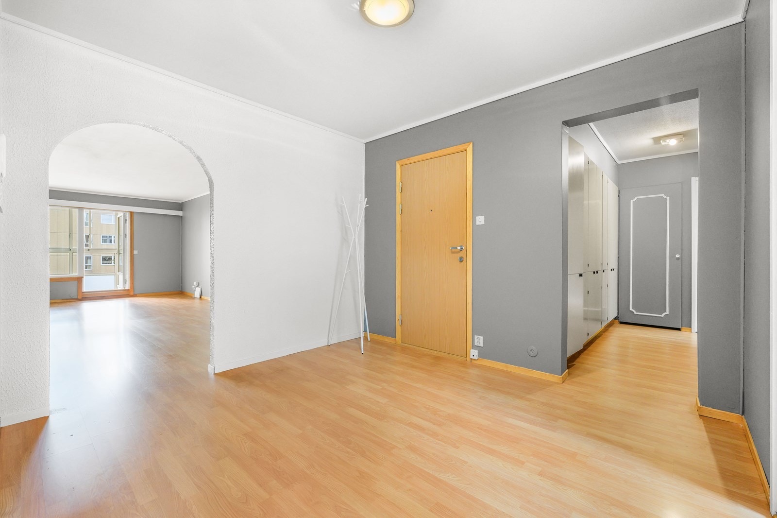 Romslig entré Galleribilde