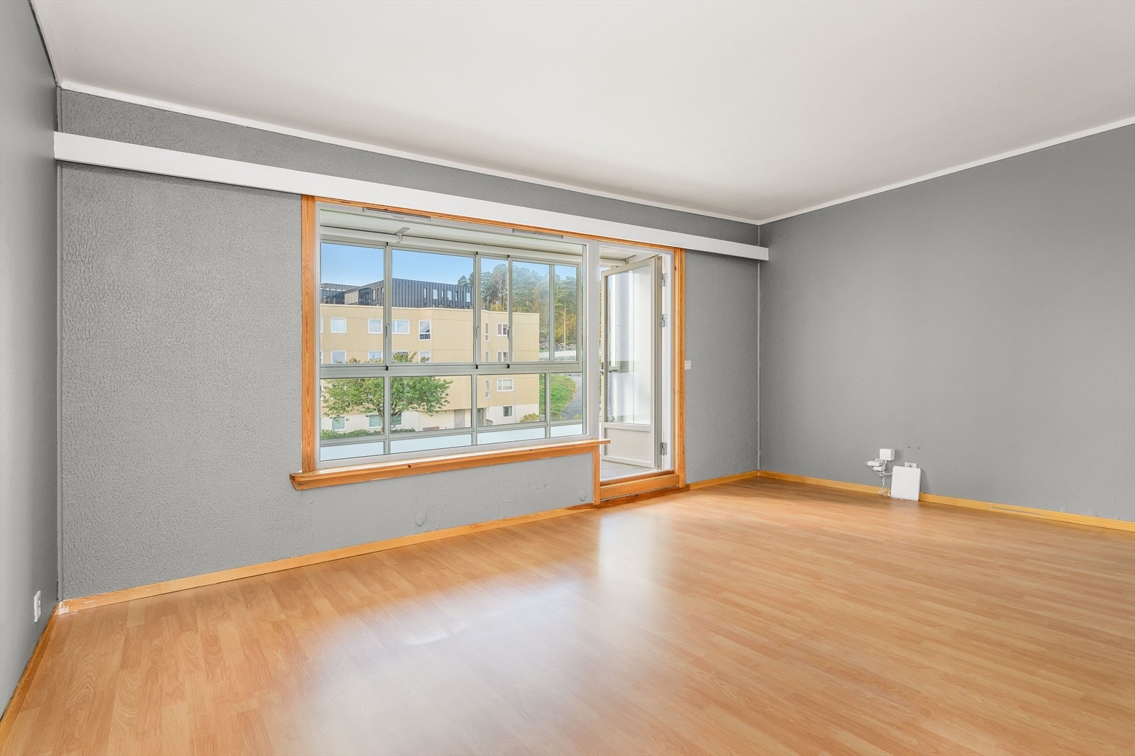 Fra stuen er det direkte utgang til innglasset balkong. Galleribilde