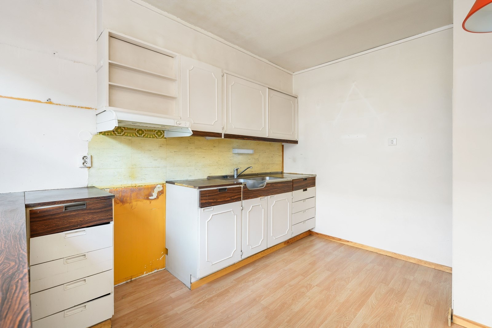 Kjøkken er eldre og trenger oppussing Galleribilde