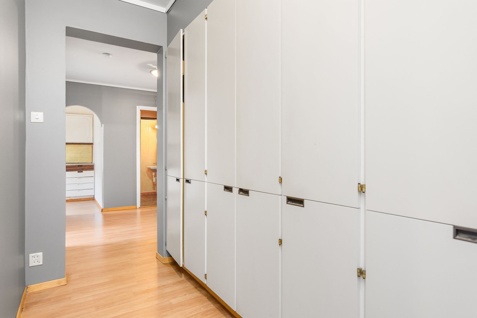 Godt med garderobeskapplass i gang. Skapene er bygget inn i veggen. Galleribilde