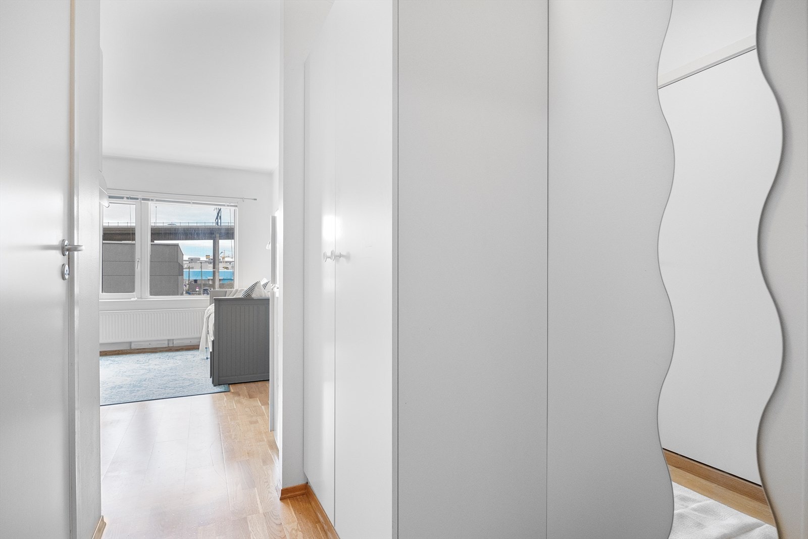 I leilighetens entré er det god plass til garderobeskap og oppbevaring. Galleribilde
