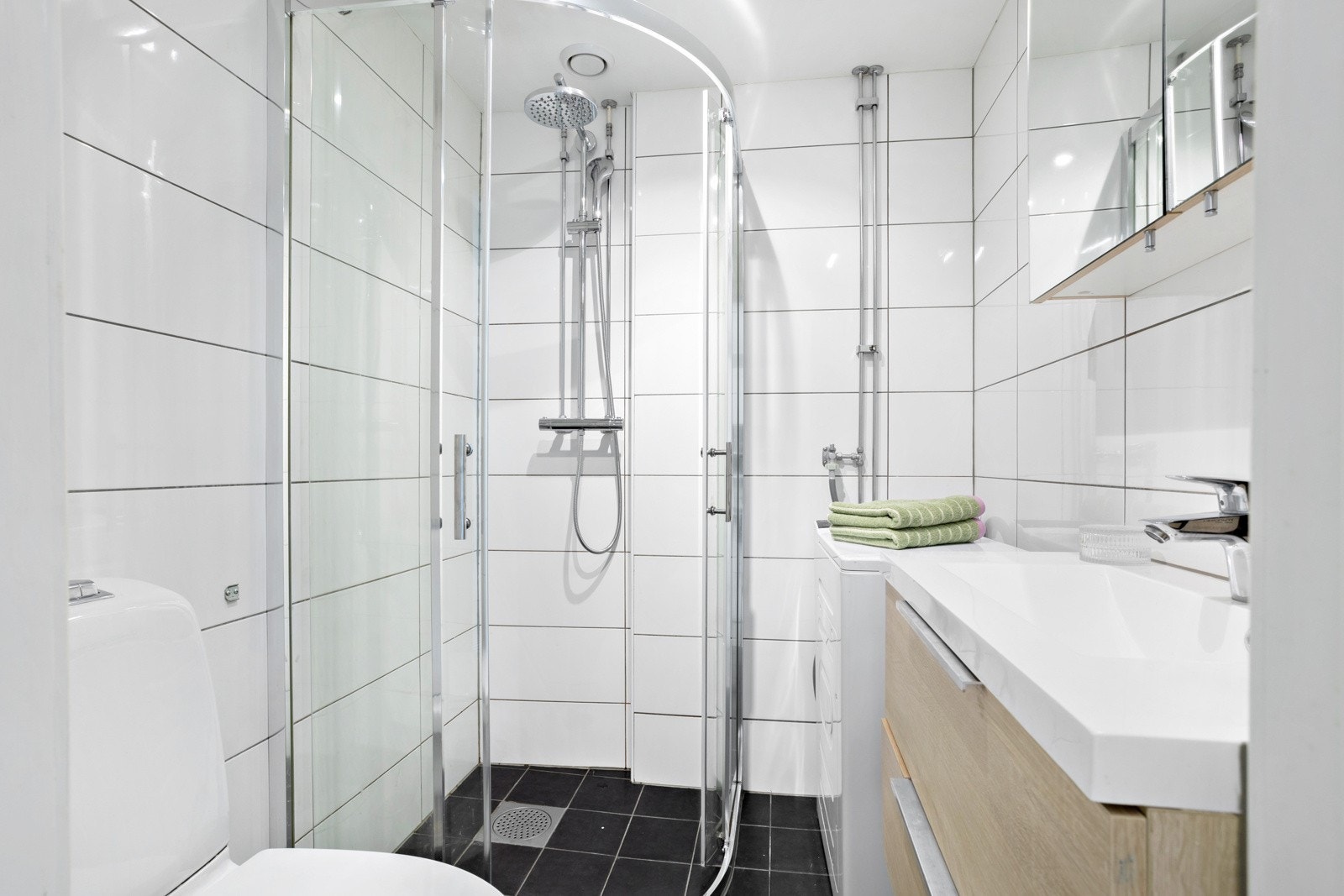 Pent, flislagt bad med gulvvarme Galleribilde