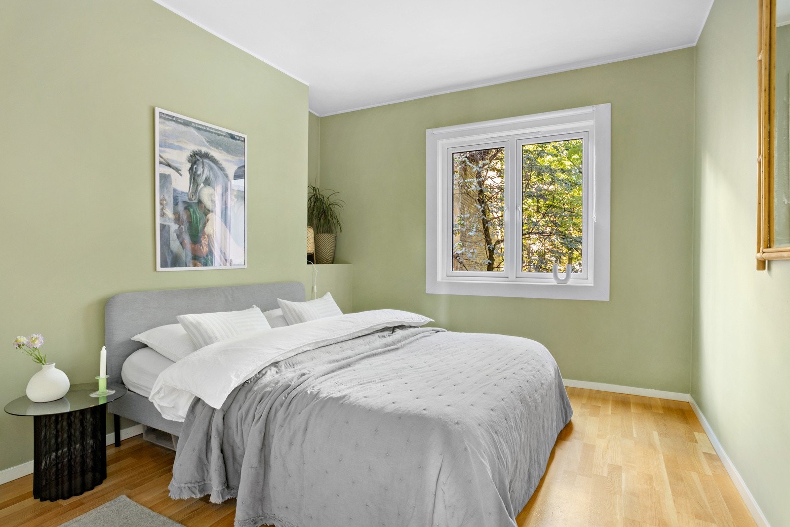 Meget romslig hovedsoverom med god plass til seng, nattbord og garderobeløsning Galleribilde