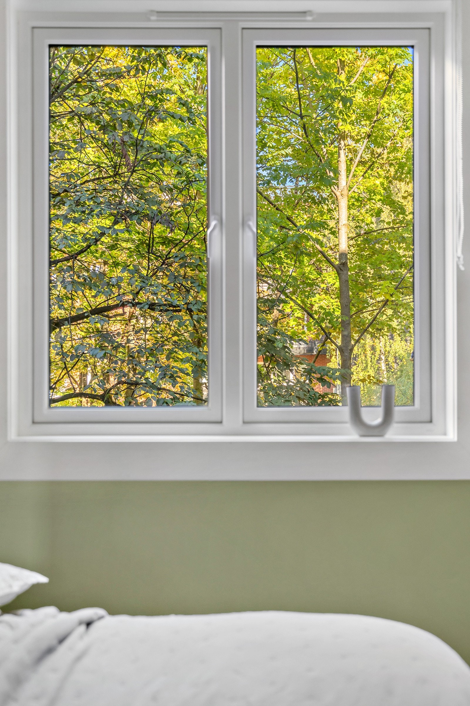 De store vindusflatene slipper inn rikelig med lys og skaper en herlig atmosfære på soverommet Galleribilde