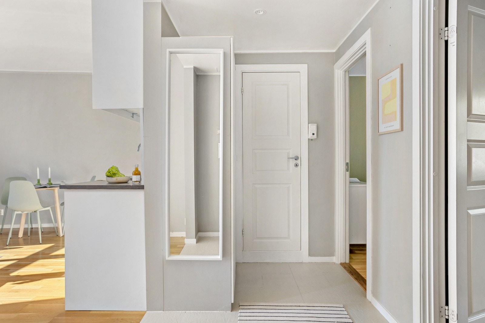 Innbydende inngangsparti som gir leiligheten et meget godt førsteinntrykk Galleribilde