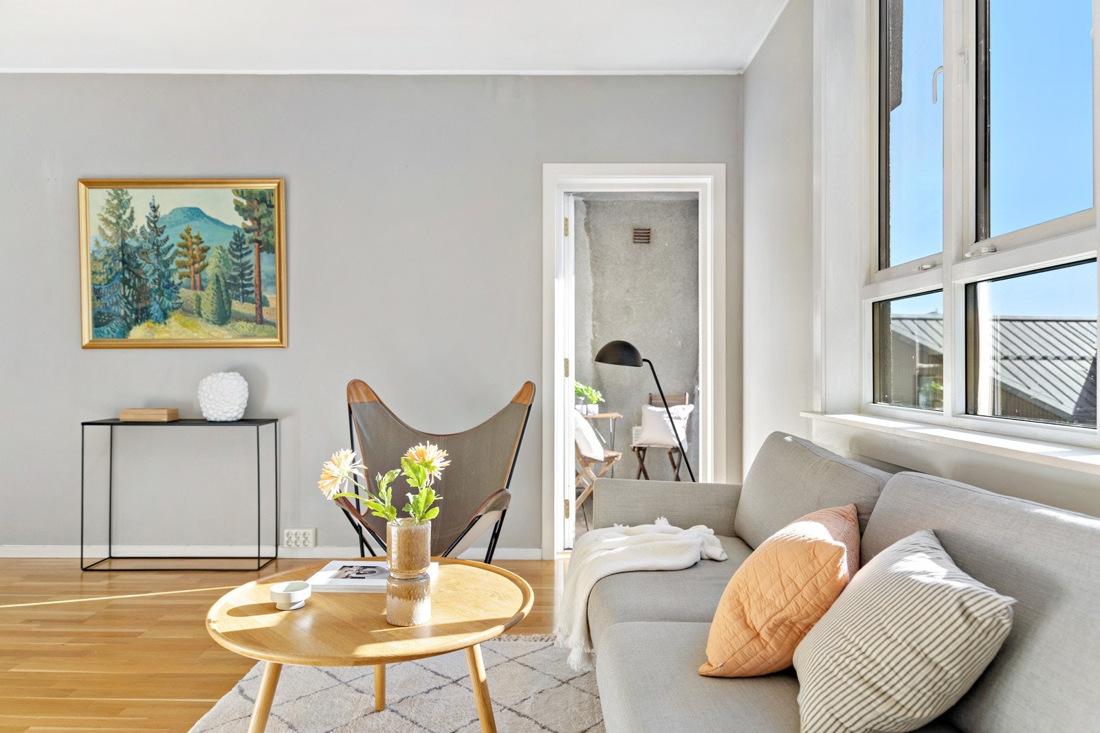 Stuen har god plass til både sofagruppe, medievegg og spisebord Galleribilde