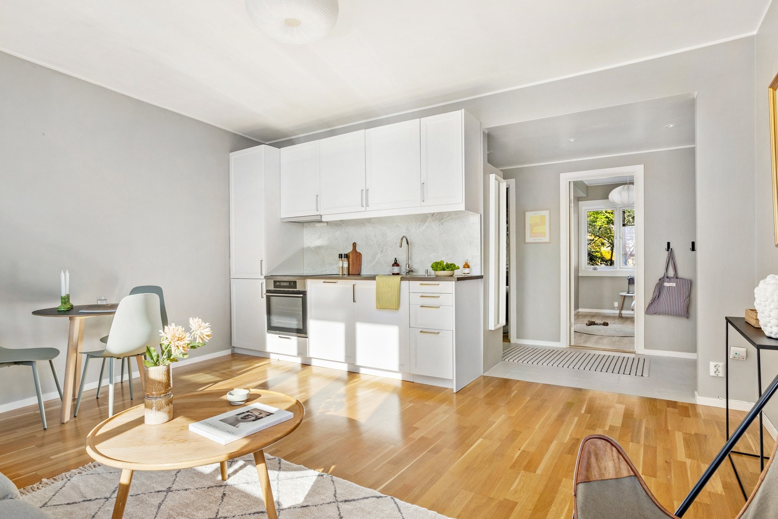 Kjøkkenet er i en moderne, åpen løsning mot stuen Galleribilde