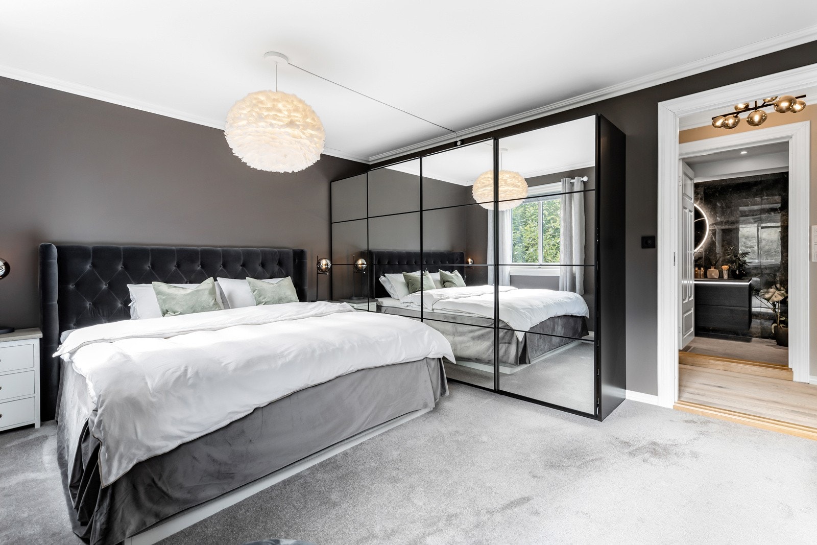 Soverom med speil skyvedørsgarderobe Galleribilde