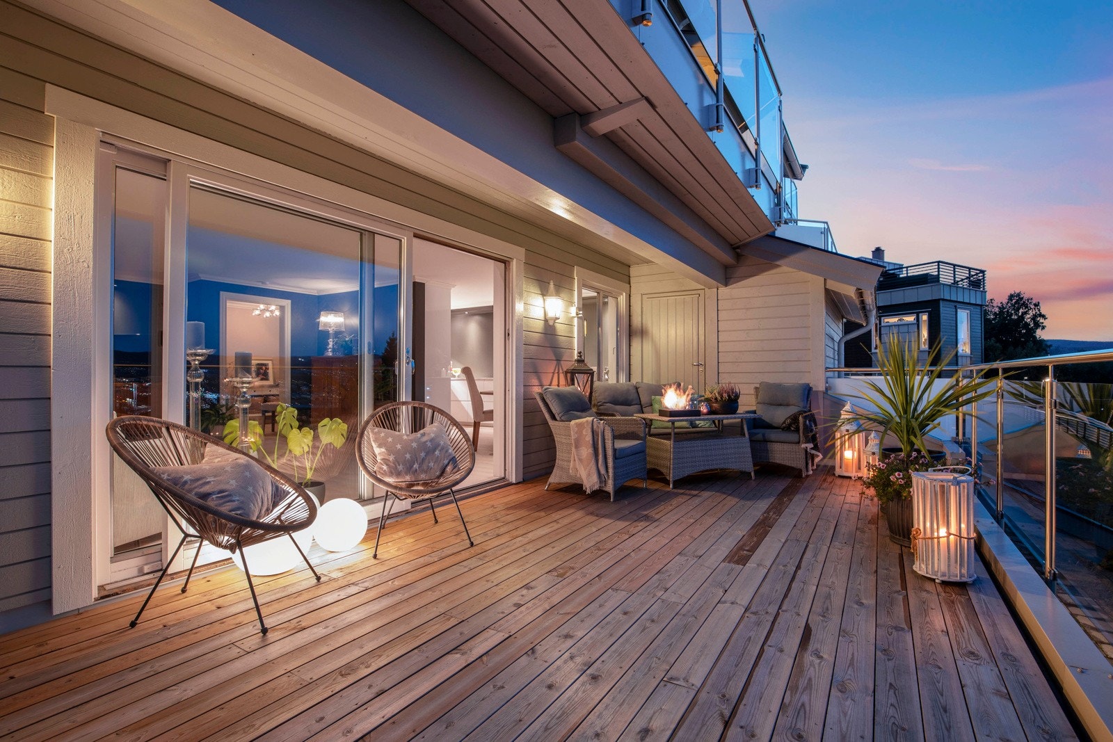 Stor terrasse med direkte adkomst fra stua - fint glassrekkverk og nydelig utsikt Galleribilde